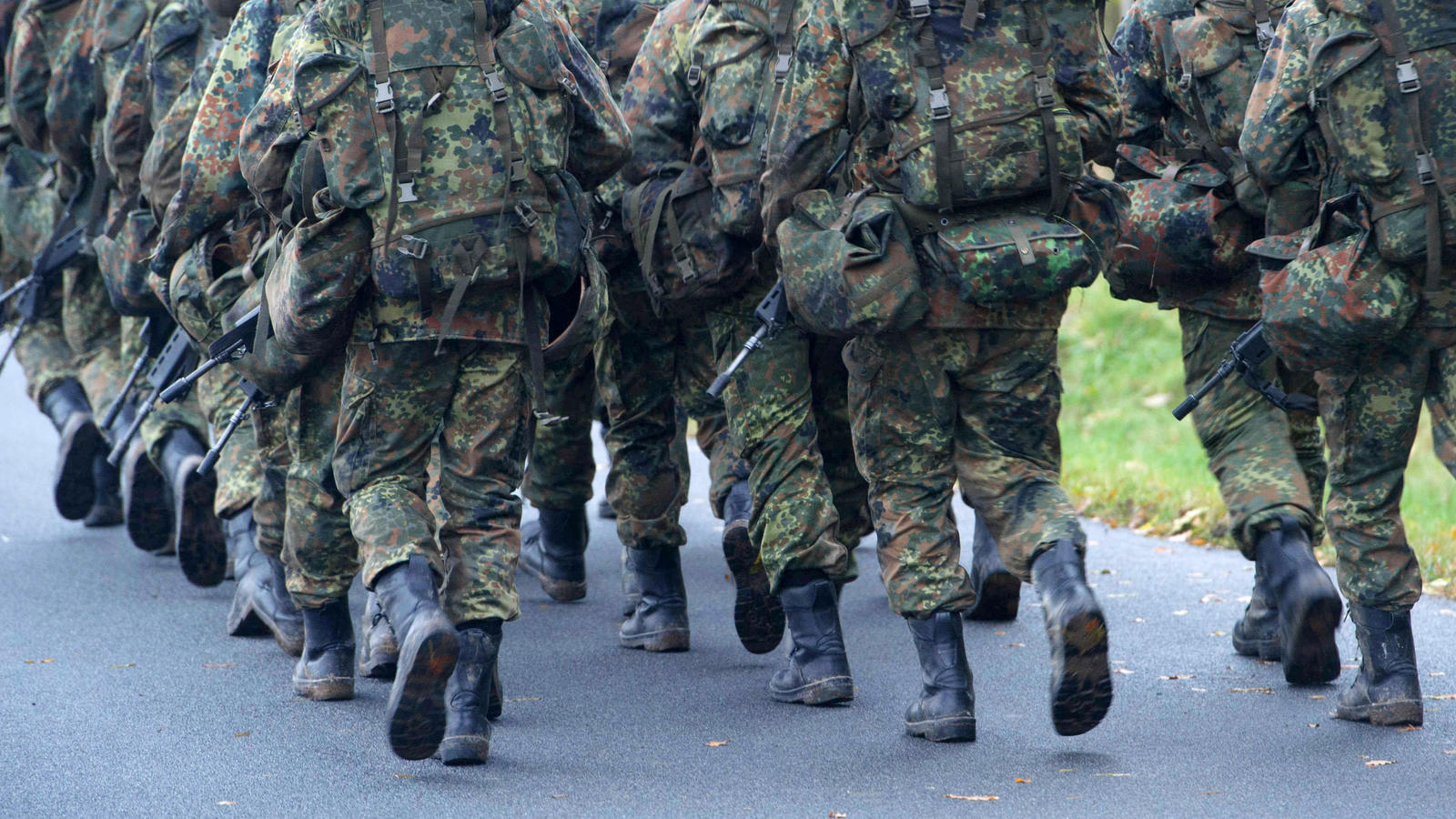 Soldat stirbt nach Hitze-Marsch: Bundeswehr gibt Fehler zu ARCHIV - Soldaten in der Grundausbildung marschieren am 01.11.2016 über das Gelände der Marinetechnikschule (MTS) in Parow (Mecklenburg-Vorpommern) bei Stralsund. (zu dpa "Bundeswehr räumt nach Tod eines Soldaten bei Übungsmarsch Fehler ein" vom 31.0