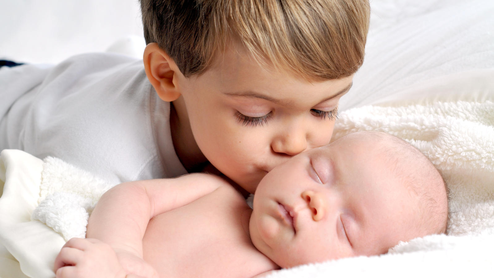 Geschwisternamen: Welche Vornamen passen zusammen? newborn, infant, innocent, beauty, asleep, white, loving, adorable, family, brother, sibling, mother, peaceful, candid
