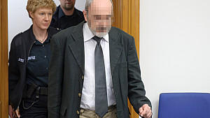 Neun Jahre Haft für HIV-Sextäter Das frühere Mitglied der Band 'Godewind', Christian B., muss sich in Lüneburg wegen sexuellen Missbrauch und versuchter Vergiftung in 403 Fällen verantworten.