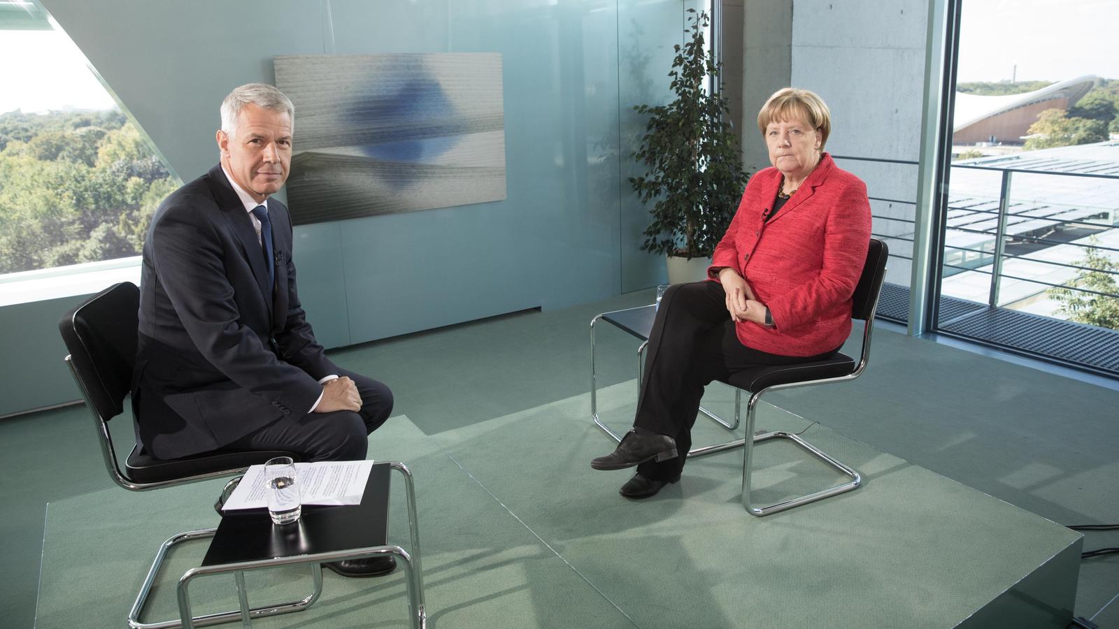 Angela Merkel im Interview mit Peter Kloeppel: "In den Grundentscheidungen keine Fehler gemacht" HANDOUT - Bundeskanzlerin Angela Merkel (CDU, r) wird am 19.09.2017 von RTL-Chefmoderator Peter Kloeppel im Bundeskanzleramt in Berlin für die Sendung "Nachtjournal Spezial" interviewt. (zu dpa "Merkel warnt erneut vor Rot-Rot-Grün" vom 19.09.2017