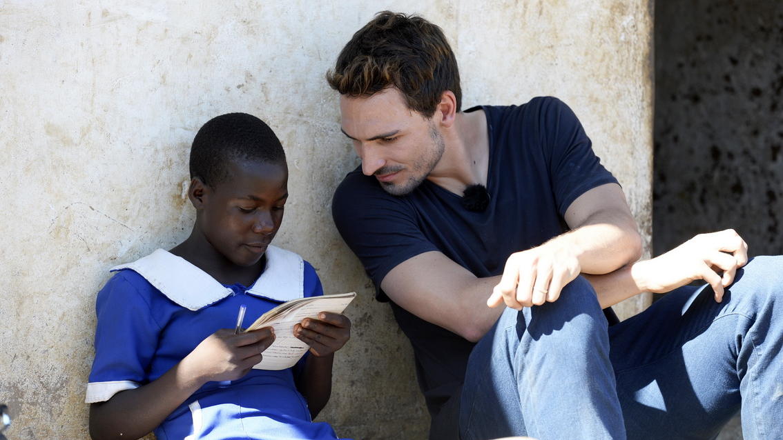 Mats Hummels mit „RTL – Wir helfen Kindern“ und UNICEF in Malawi Mats Hummels stellt als Pate von RTL - Wir helfen Kindern ein Projekt für den Bau und die Einrichtung von Klassenräumen an einer Grundschule in Malawi/Afrika für den RTL-Spendenmarathon vor.