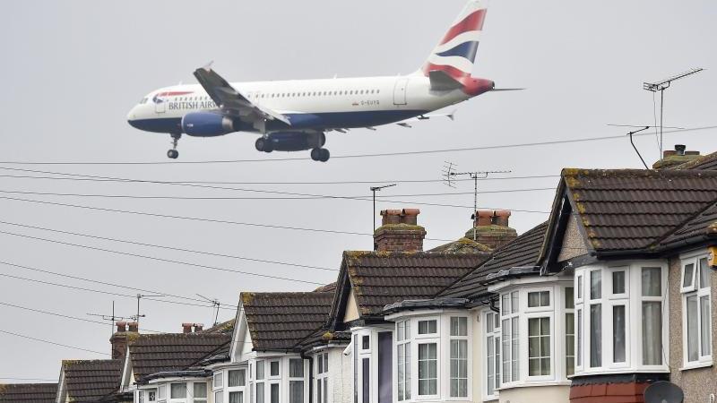 Spektakuläres Bild: Kollidieren hier fast zwei Flugzeuge nahe Heathrow? Einflugschneise des Flughafens London Heathrow