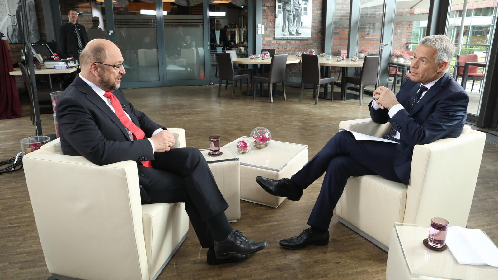 Martin Schulz im Interview mit Peter Kloeppel: "Ich glaube an einen Last-Minute-Swing" HANDOUT - SPD-Kanzlerkandidat Martin Schulz (l) wird am 19.09.2017 vom RTL-Chefmoderator Peter Kloeppel interviewt. (zu dpa-Meldung: «Schulz glaubt an Wechselstimmung bis Sonntag» vom 20.09.2017 - ACHTUNG: Verwendung nur zu redaktionellen Zwecken in