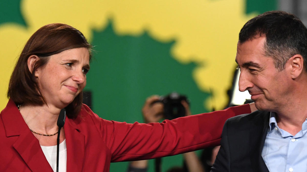 Reaktionen nach der Bundestagswahl 2017: "Bitterer Tag" für Martin Schulz - AfD feiert "überragendes Ergebnis" Die Spitzenkandidaten von Bündnis 90/Die Grünen, Cem Özdemir und Katrin Göring-Eckardt, stehen am 24.09.2017 während der Wahlparty ihrer Partei in Berlin nach der Veröffentlichung der ersten Prognosen zum Ausgang der Bundestagswahl 2017 auf der Bühne