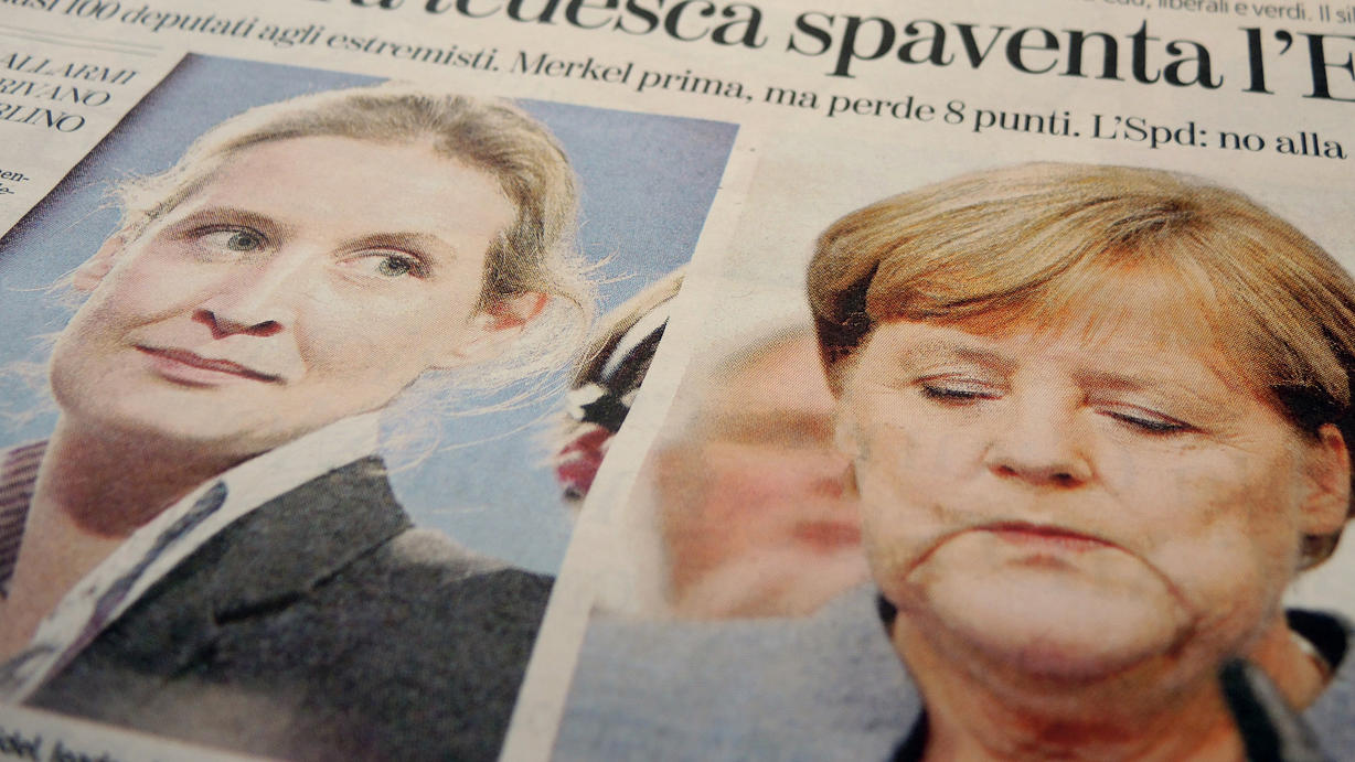 Weltweite Reaktionen zur Bundestagswahl 2017: "'Mutti' ist zur 'Mutter der AfD' geworden" Die Titelseite der italienischen Tageszeitung «La Stampa» am Tag nach der Bundestagswahl am 25.09.2017 in Rom zeigt Fotos von Bundeskanzlerin Angela Merkel (CDU, r) und von Alice Weidel, Spitzenkandidatin der Partei Alternative für Deutschland (AfD).