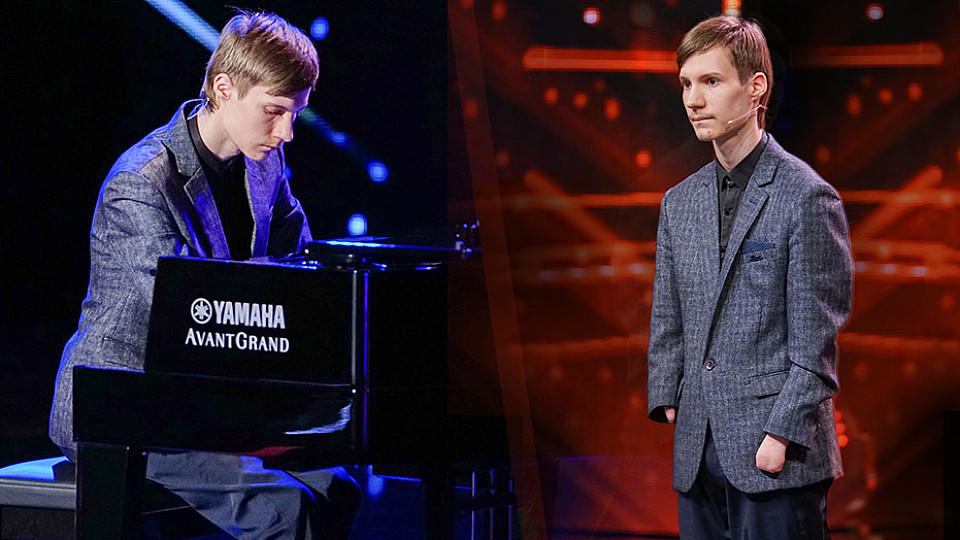 Alexey Romanov beeindruckt als Klavierspieler ohne Hände Alexey Romanov begeistert die Jury mit seinem zauberhaften Klavierspiel.