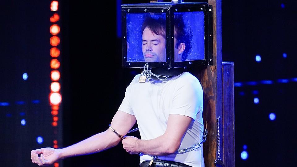 Mit diesem Auftritt riskiert Christian Wedoy sein Leben Christian Wedoy sorgt auf der Supertalent-Bühne für puren Nervenkitzel.
