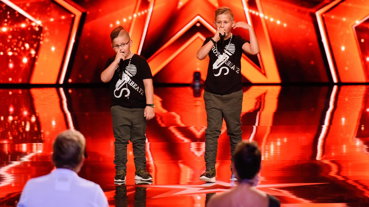 Die "BrotherBeatz" bringen den Saal zum Beben Gino und Diego zeigen, dass sie richtig coole Beatboxer sind.