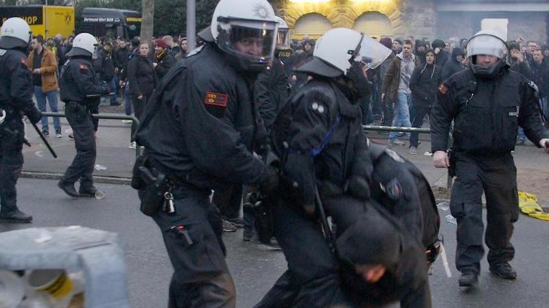 Angst vor Jagdszenen in Dortmund - Polizei rüstet auf Dortmunder Ausschreitungen