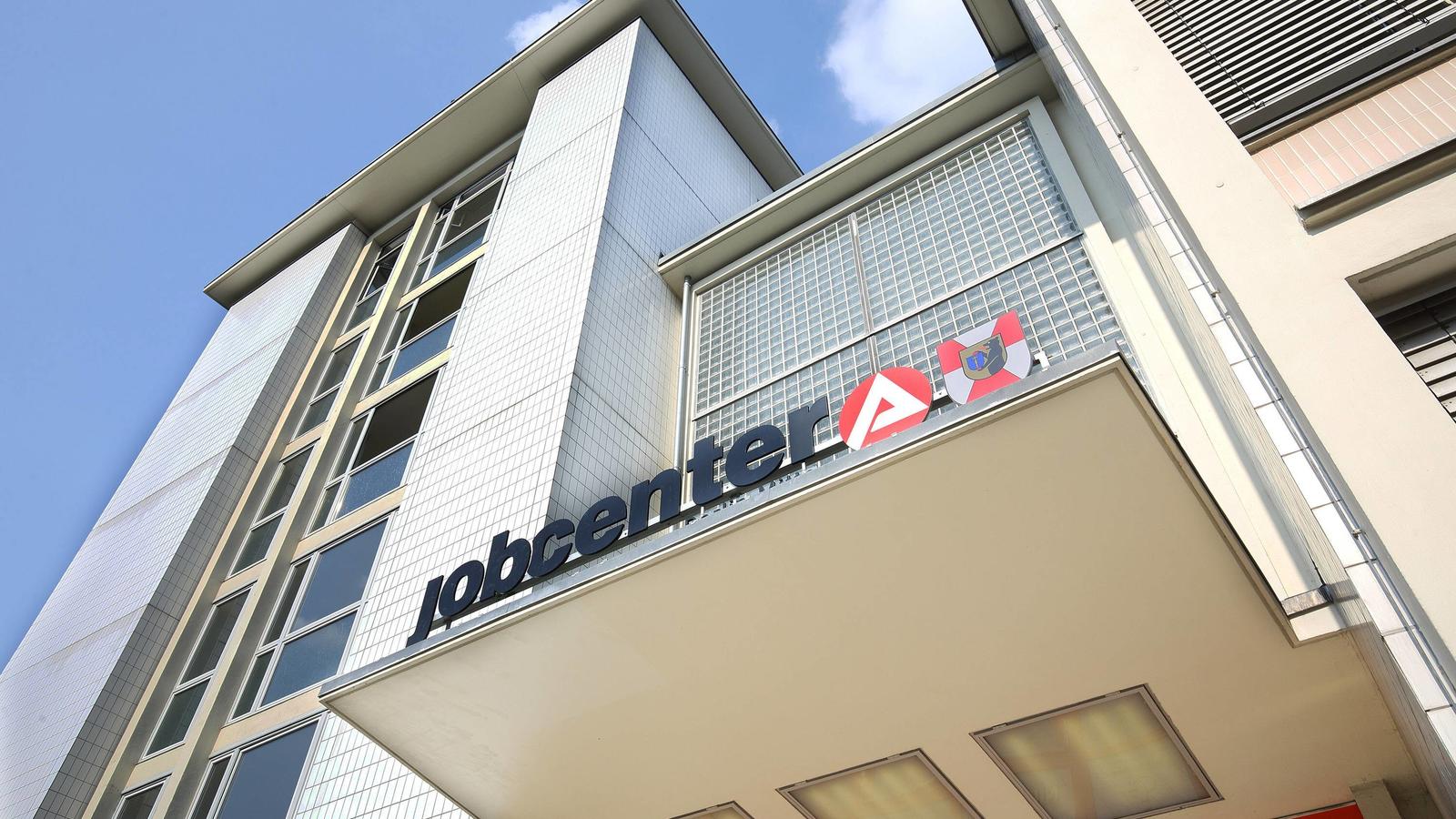 Ein Job allein reicht nicht zum Leben – immer mehr Menschen haben mehrere Arbeitgeber Jobcenter mit Logo am 09.09.2016 in Berlin-Mitte xKATJPGx