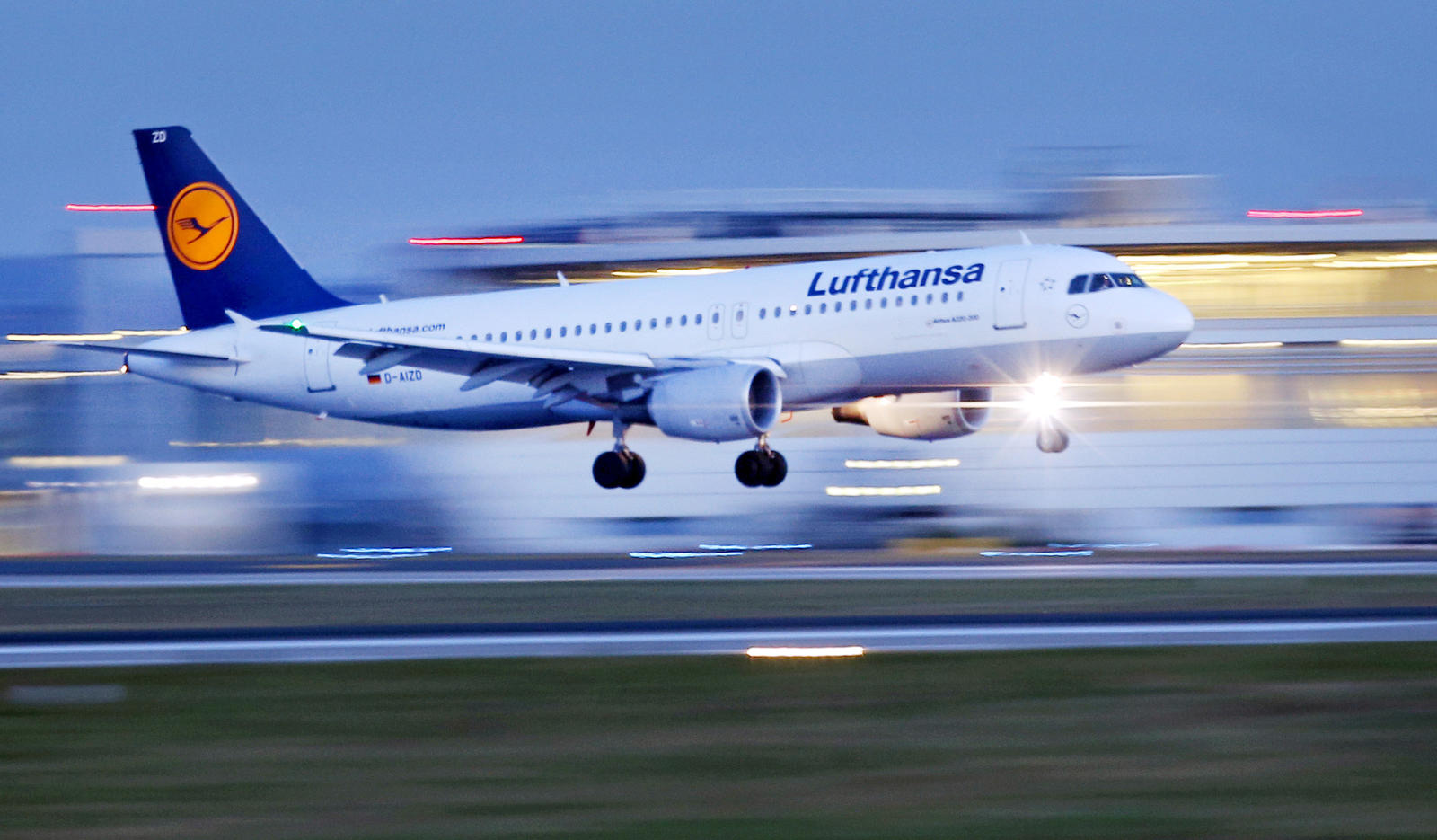 Über dem Pfälzer Wald: Flugzeug lässt 40 Tonnen Kerosin ab - schon wieder! ARCHIV - Ein Flugzeug der Fluggesellschaft Lufthansa des Typs Airbus A320 landet am 04.02.2014 am Flughafen in Düsseldorf (Nordrhein-Westfalen). Das Statistische Landesamt veröffentlicht am Donnerstag Zahlen zu von den größten NRW-Flughäfen gestartet