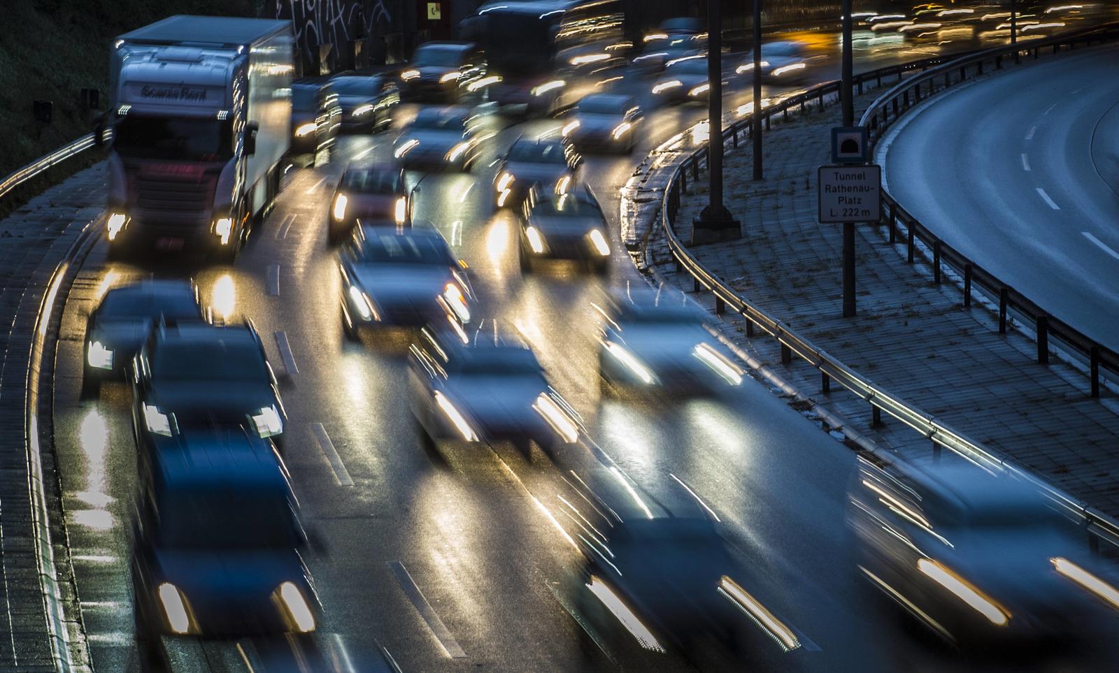 Kampf gegen den Klimawandel: Island baut erstes Kraftwerk mit negativem CO2-Ausstoß Hohe Verkehrsdichte auf der Berliner Stadtautobahn A100 nahe der Autobahnausfahrt Kurfuerstendamm. Berlin, 09.10.2017. Berlin Deutschland *** high Traffic density on the Berlin City highway A100 near the Motorway exit Kurfuerstendamm Berlin 09 10 201