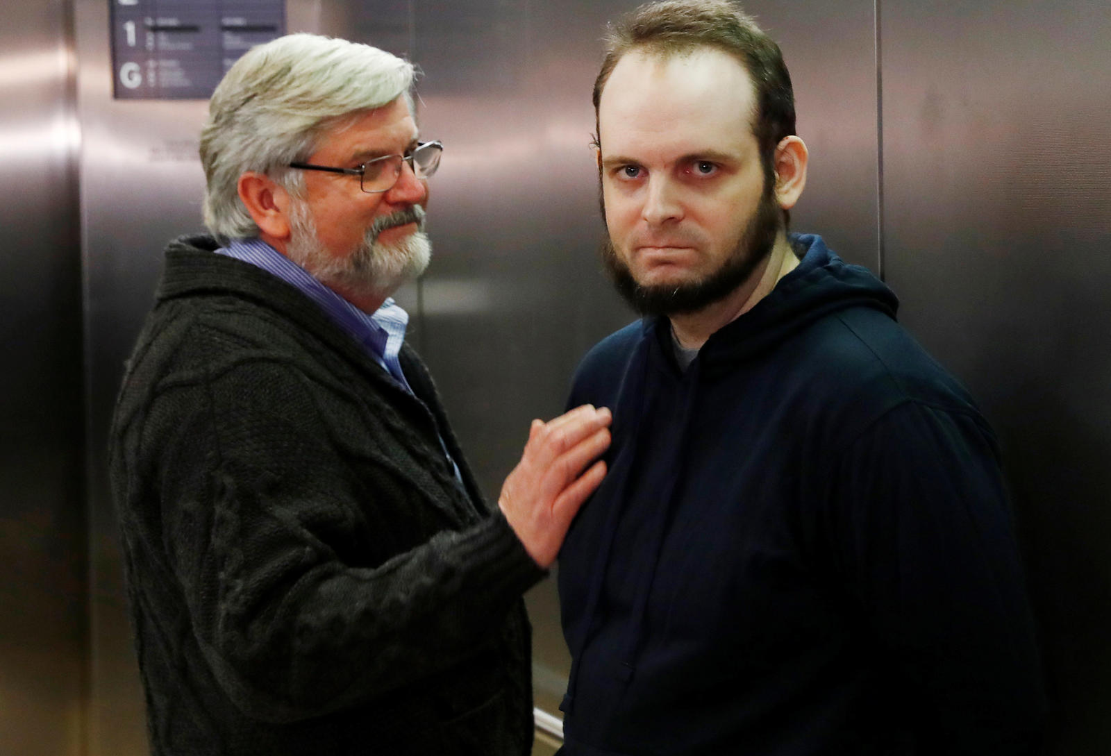 Taliban-Geiseln befreit: Familie nach fünf Jahren Gefangenschaft zurück in Kanada Am Flughafen trifft Joshua Boyle seinen Vater Patrick wieder.
