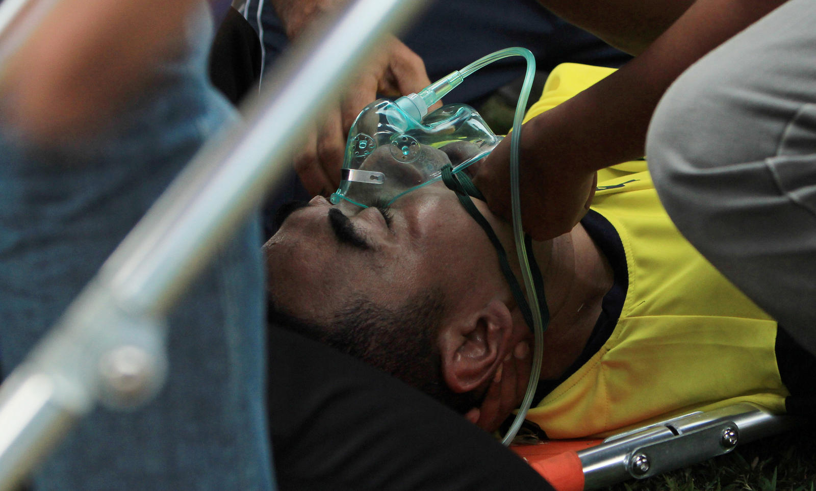 Indonesischer Torwart stirbt nach Zusammenprall mit Gegenspieler Indonesian goalkeeper Choirul Huda of the Persela Lamongan soccer club receives medical treatment after an injury during a match against Semen Padang soccer club in Lamongan, Indonesia, October 15, 2017. Picture taken October 15, 2017. Antara Foto/