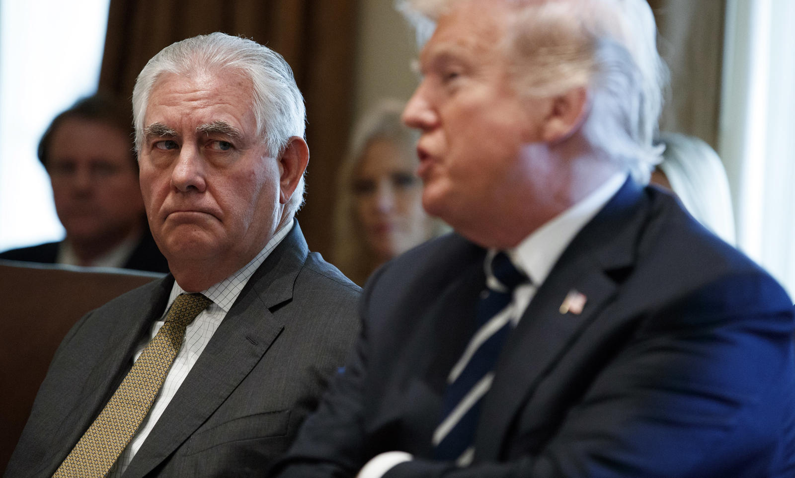 Neue Drohung aus Nordkorea: "Atomkrieg könnte jeden Moment beginnen" US-Präsident Donald Trump (r) spricht am 16.10.2017 in Washington (USA) während einer Kabinettssitzung im Weißen Haus im Beisein von US-Außenminister Rex Tillerson (l). Foto: Evan Vucci/AP/dpa +++(c) dpa - Bildfunk+++