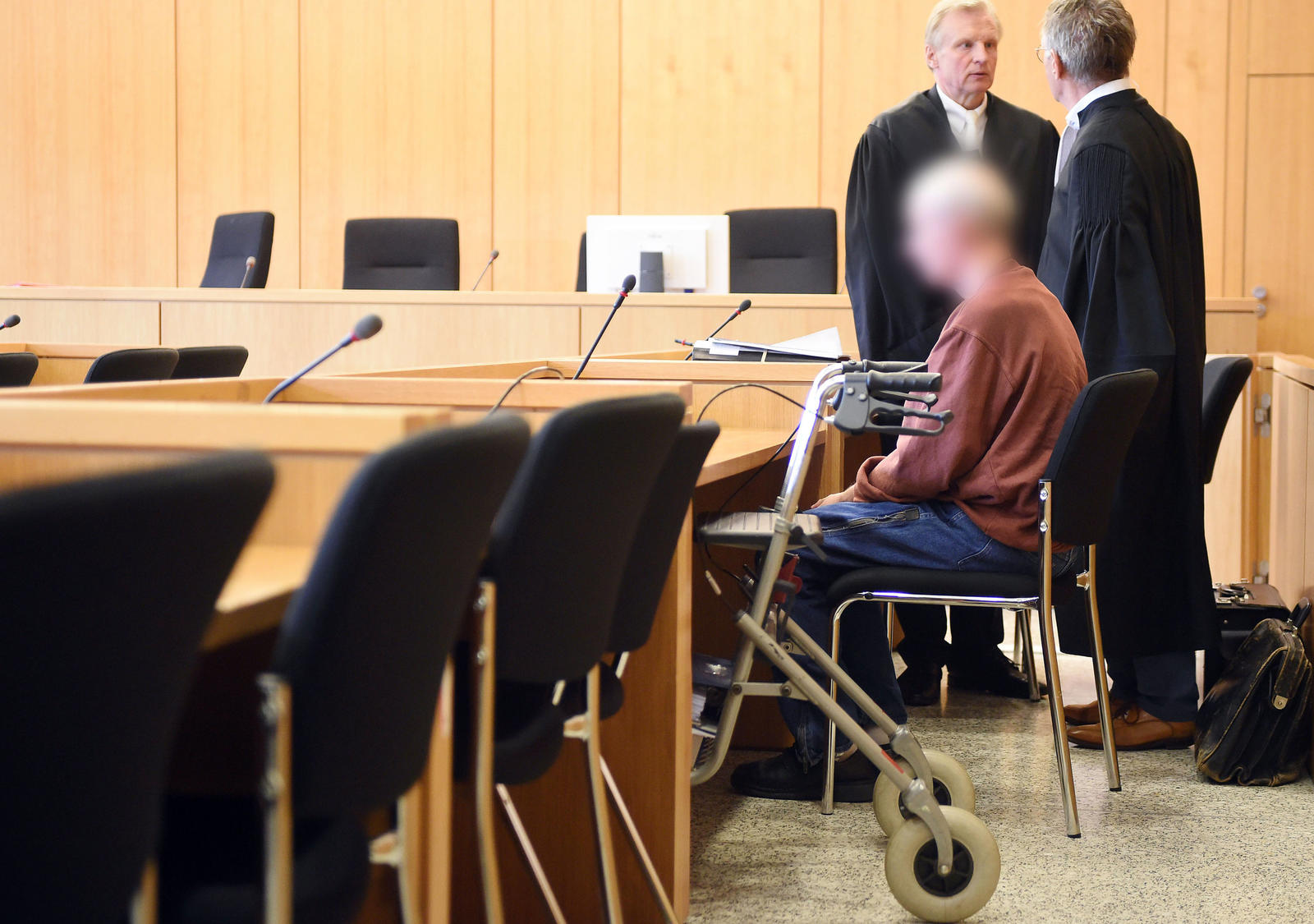 A4: Geisterfahrer will sich umbringen und tötet zwei Menschen – 12 Jahre Haft ARCHIV - Der Angeklagte Charles T. und seine Anwälte warten am 18.09.2017 im Justizzentrum in Aachen (Nordrhein-Westfalen) auf den Beginn des Prozesses vor dem Landgericht. Ein Geisterfahrer tötet bei seinem Suizidversuch auf der Autobahn 4 zwei Mens