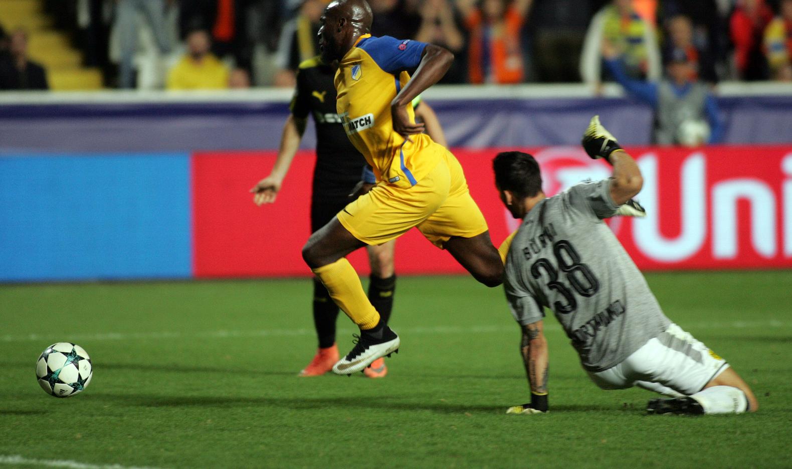 Champions League: Dortmund verspielt fast alle Chancen - RB Leipzig siegt erstmals NICOSIA, CYPRUS - OCTOBER 17: Mickael Pote of Apoel in action scoring a goal during the UEFA Champions League group H match between APOEL Nikosia and Borussia Dortmund at GSP Stadium on October 17, 2017 in Nicosia, Cyprus. (Photo by Milos Bicanski/B