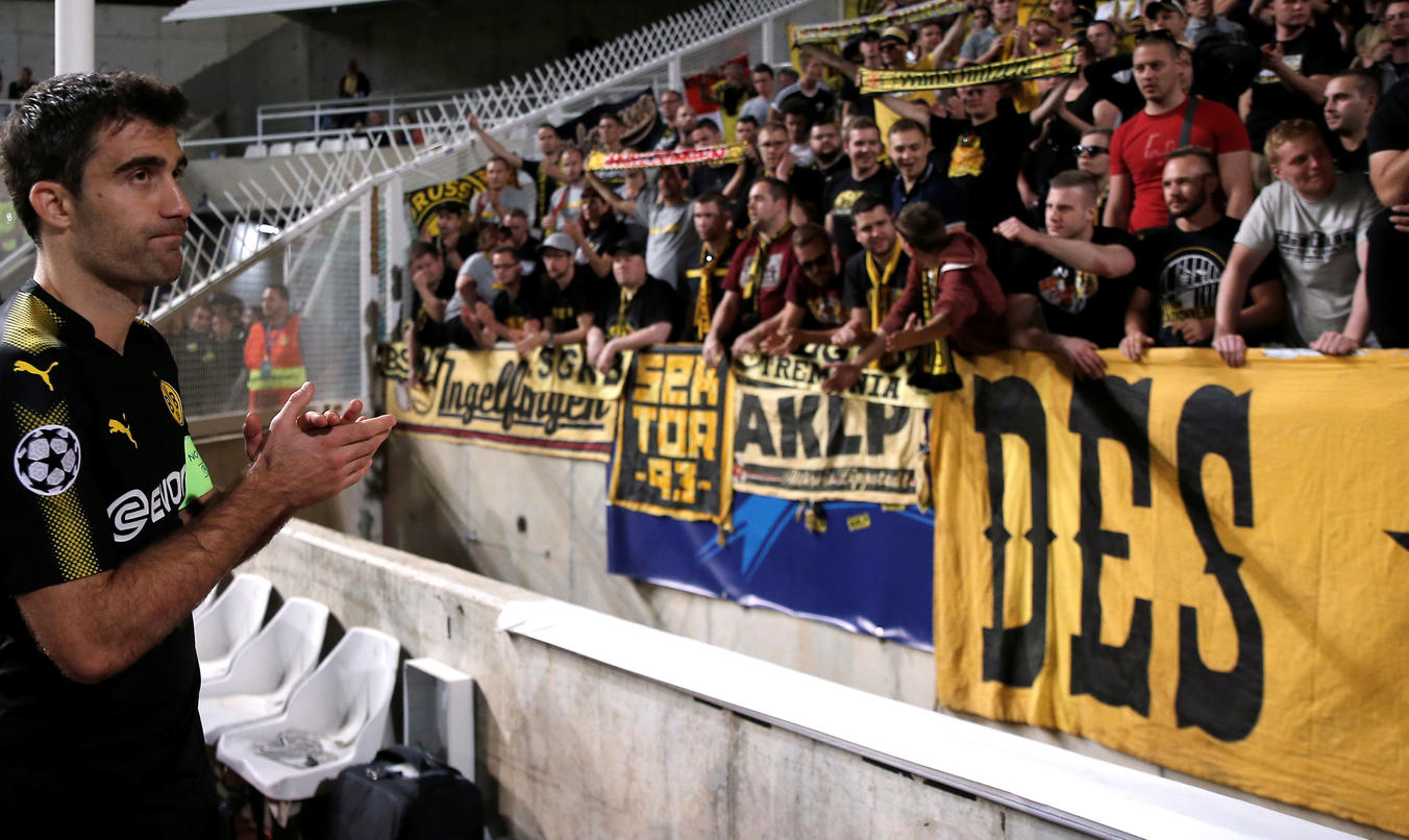Champions League: Dortmund verspielt fast alle Chancen - RB Leipzig siegt erstmals Soccer Football - Champions League - Apoel Nicosia vs Borussia Dortmund - GSP Stadium, Nicosia, Cyprus - October 17, 2017 Borussia Dortmund’s Sokratis Papastathopoulos applauds the fans after the match REUTERS/Alkis Konstantinidis
