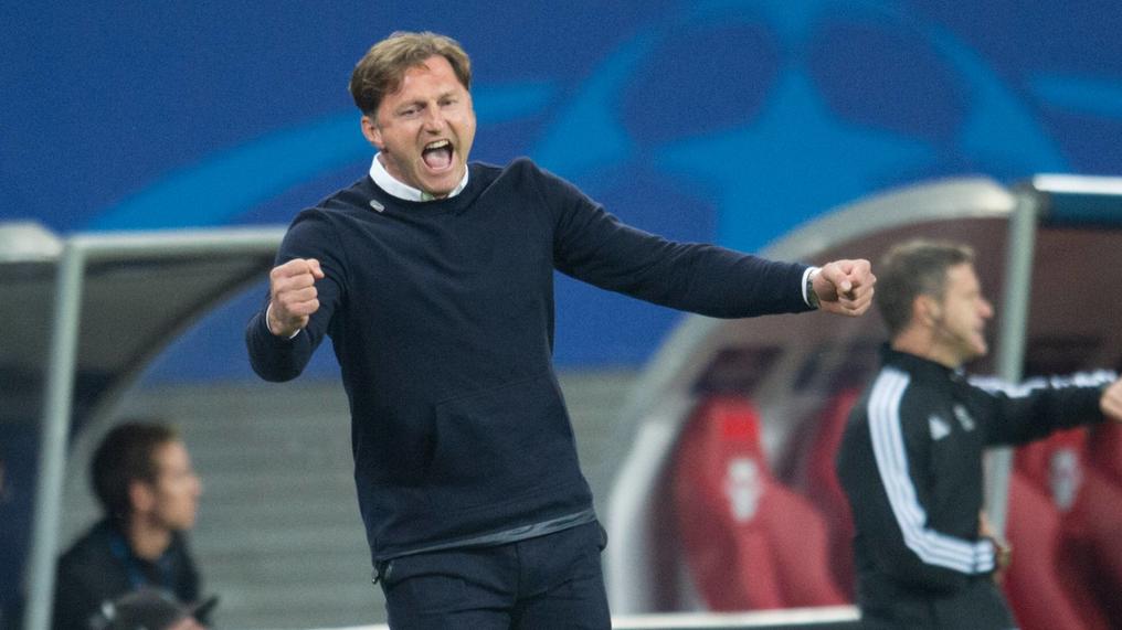 Champions League: Dortmund verspielt fast alle Chancen - RB Leipzig siegt erstmals Nach dem Schlusspfiff: Cheftrainer Ralph Hasenhuettl (L) jubelt. Fussball international: UEFA Championsleague Saison 2017/2018, Gruppenspiel: RB Leipzig - FC Porto in Leipzig, Deutschland am 17.10.2017, *** After the Final whistle Head coach Ralph Ha