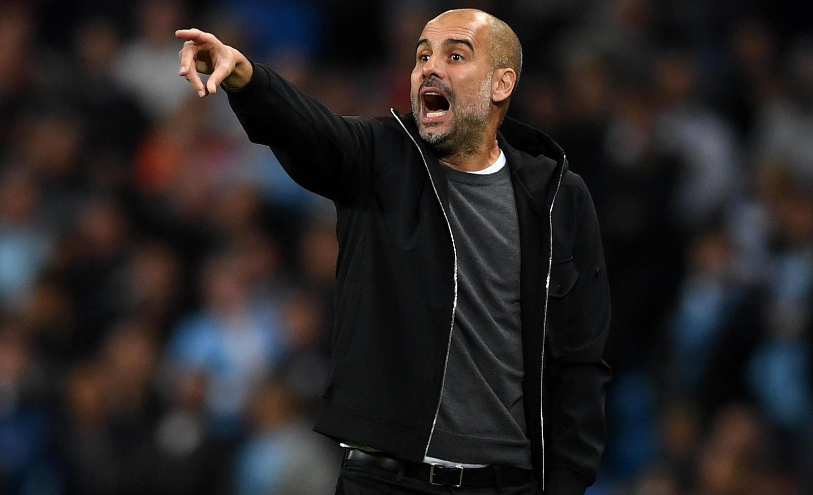 Champions League: Dortmund verspielt fast alle Chancen - RB Leipzig siegt erstmals MANCHESTER, ENGLAND - OCTOBER 17: Josep Guardiola, Manager of Manchester City gives his team instructions during the UEFA Champions League group F match between Manchester City and SSC Napoli at Etihad Stadium on October 17, 2017 in Manchester, Unit