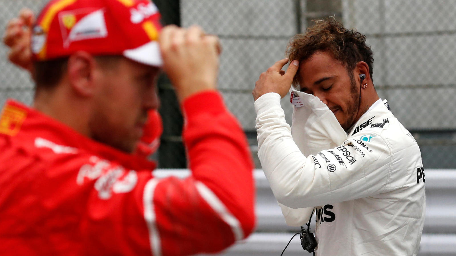 Formel 1: So wird Lewis Hamilton in Austin Weltmeister Formula One F1 - Japanese Grand Prix 2017 - Suzuka Circuit, Japan - October 7, 2017. Mercedes' Lewis Hamilton of Britain reacts after getting pole position in qualifying next to Ferrari's Sebastian Vettel of Germany. REUTERS/Toru Hanai