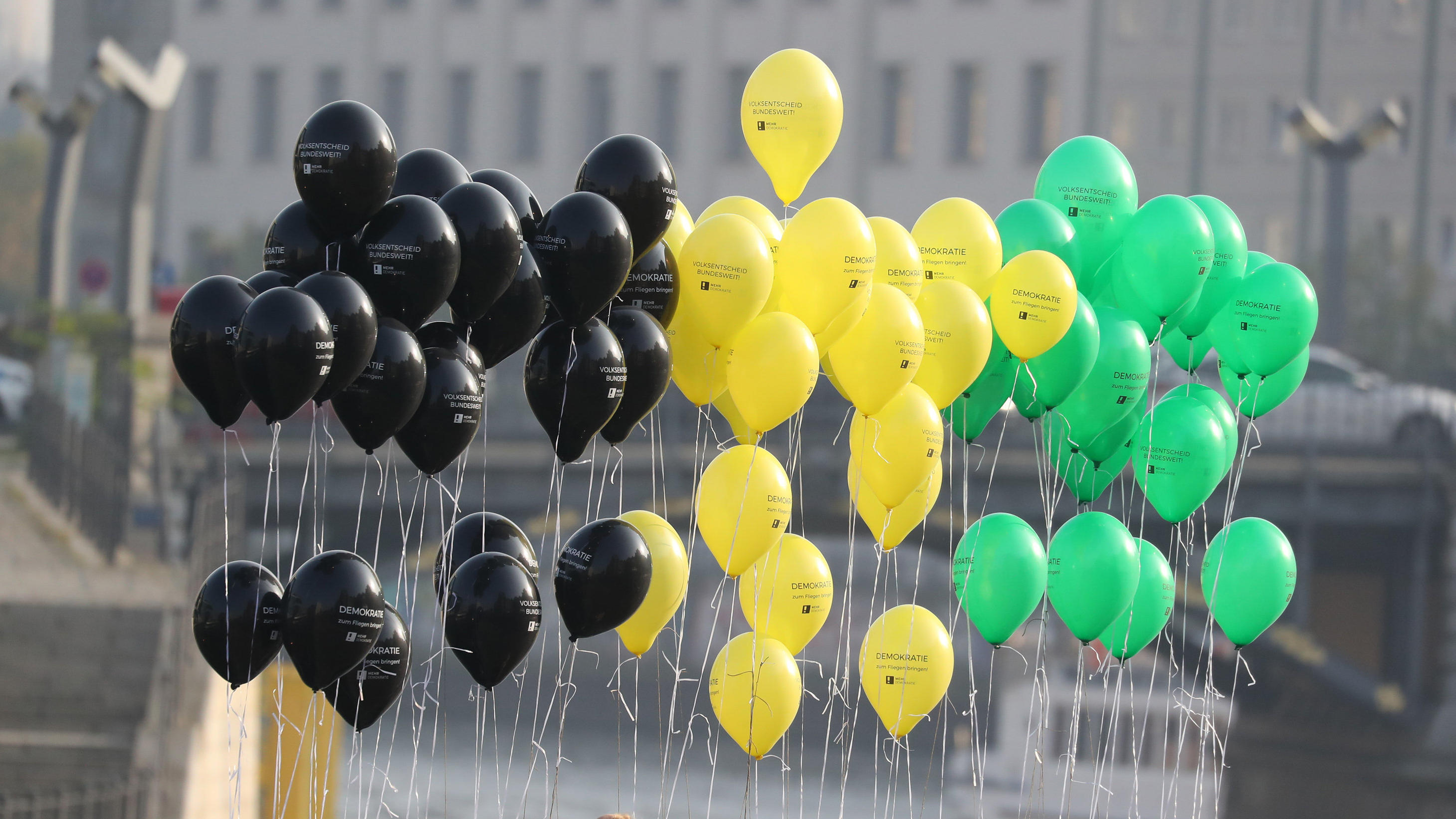 Trendbarometer: Das denken die Deutschen über eine Jamaika-Koalition Ballons in Jamaika-Farben