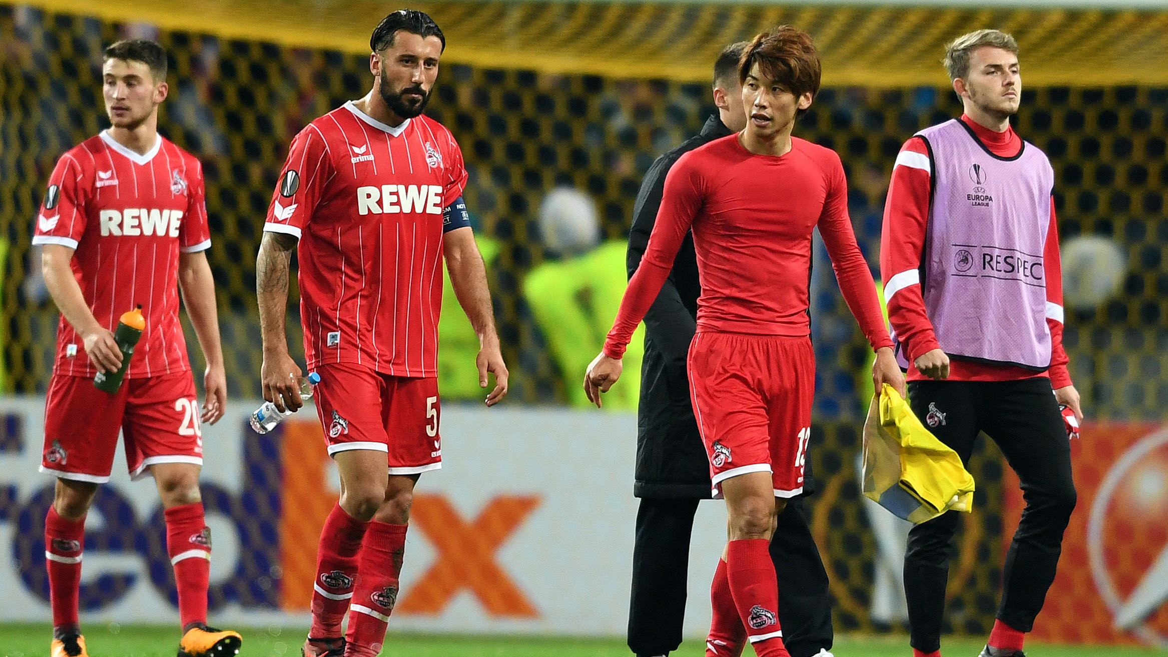 Europa League: Kölner Krise kennt keine Grenzen Fußball: Europa League, BATE Borissow - 1. FC Köln, Gruppenphase, Gruppe H, 3. Spieltag am 19.10.2017 in der Baryssau Arena in Borissow (Weißrussland). Die Kölner Yuya Osako (r-l), Dominic Maroh und Salih Özcan gehen nach dem Spiel vom Platz. Foto: F