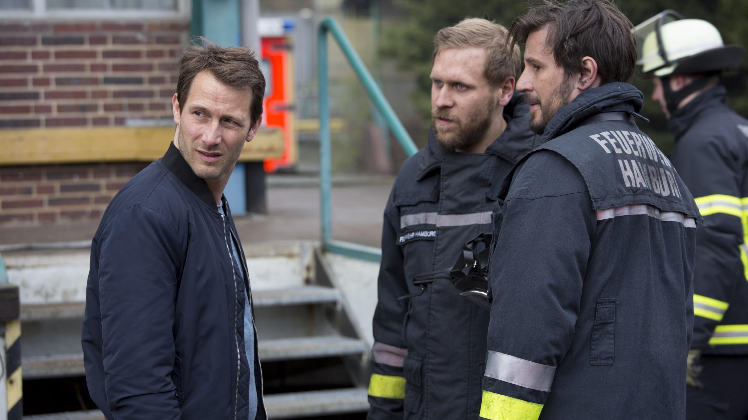 Bad Cop - kriminell gut: Hauptdarsteller David Rott spricht über seine Doppelrolle Jan Starck (David Rott, l.) befragt die Feuerwehr-Kollegen des Todesopfers, Miroslav (Nils Malten, M.) und Pit (René Geisler).