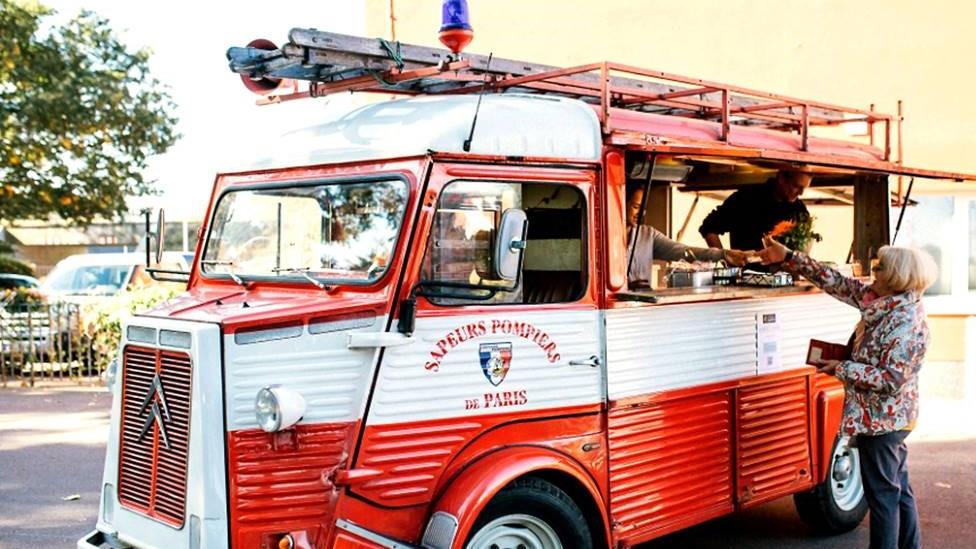 "Angst um die Sicherheit meiner ausländischen Mitarbeiter" - Gastronom meidet Street-Food-Festival in Sachsen Andreas Hagemeyer in seinem Food-Truck: Pompier de Paris