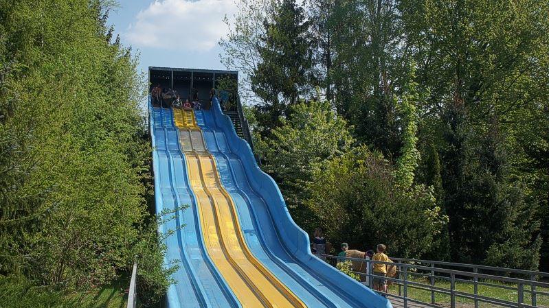 Serengeti-Park Hodenhagen: Frau rutscht Siebenjährige um und flüchtet – Kind muss auf Intensivstation 'Jambo Riesenrutsche' im Serengeti-Park Hodenhagen