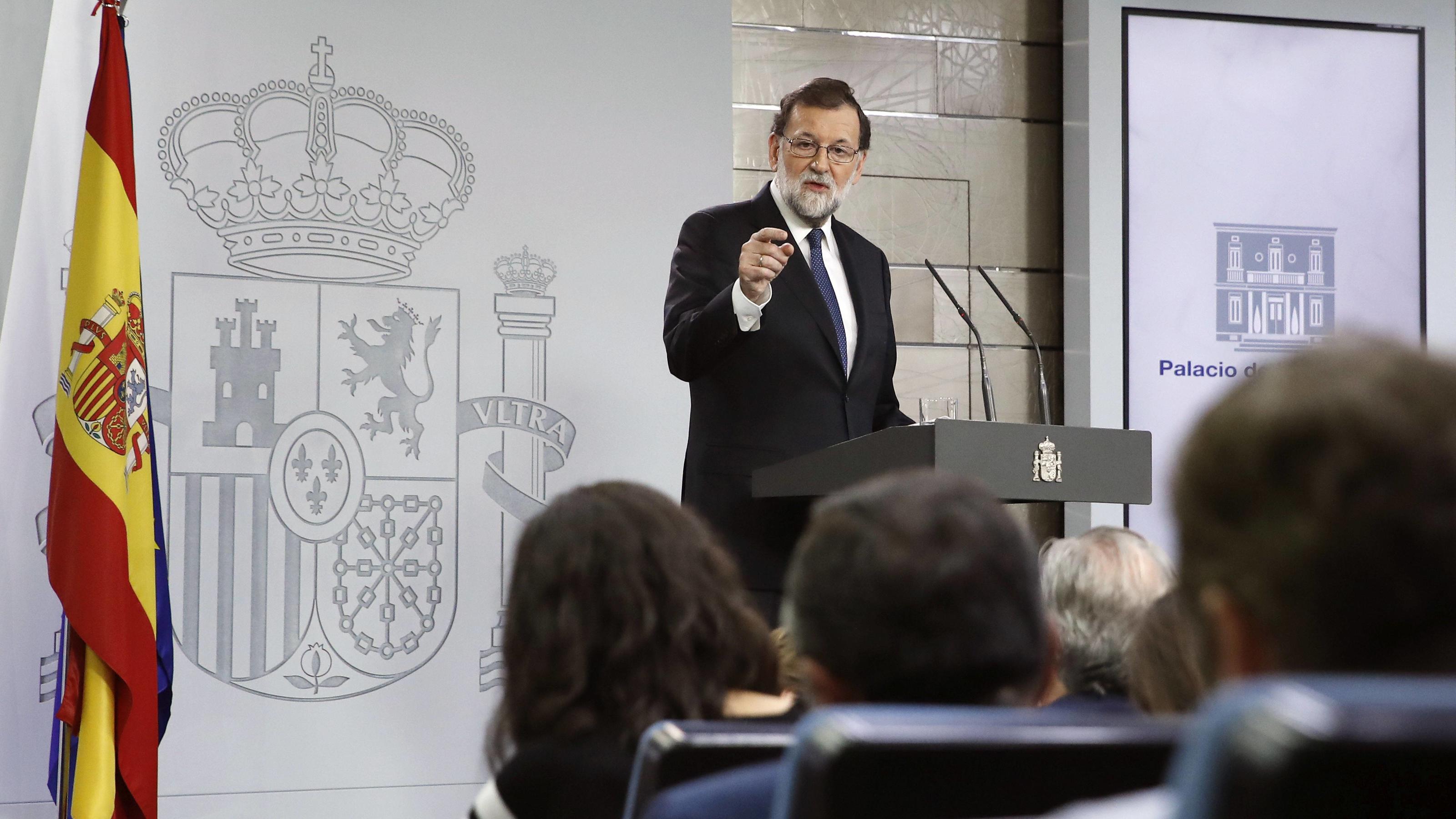 Katalonien-Krise: 450.000 Menschen demonstrieren in Barcelona gegen Madrid Spanish Prime Minister, Mariano Rajoy, addresses a press conference after chairing the extraordinary Cabinet Meeting held to pass the concrete measures to apply Article 155 of the Spanish Constitution to deal with the actions of Catalan regional Pres