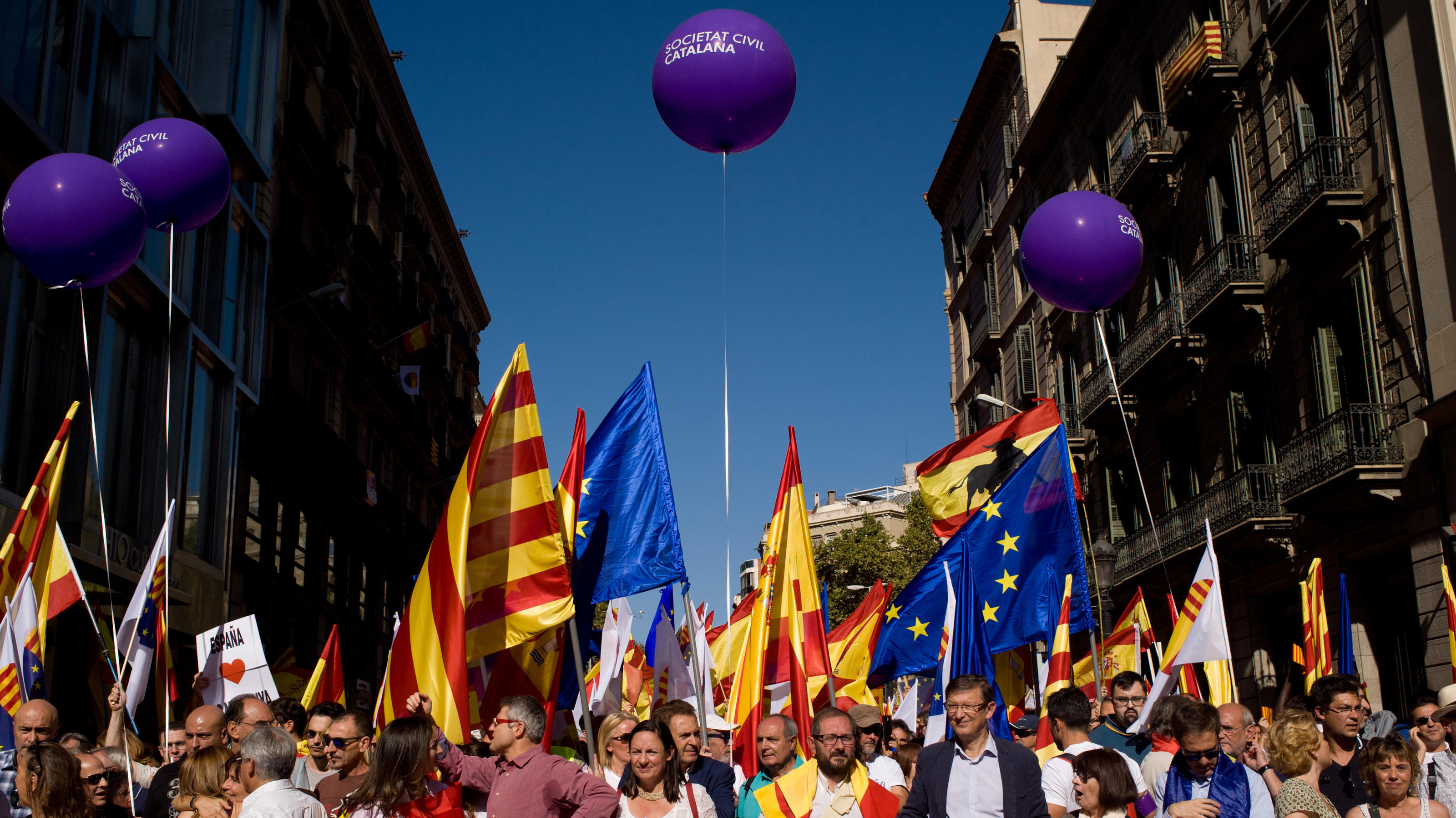 Katalonien-Krise: 450.000 Menschen demonstrieren in Barcelona gegen Madrid Anti-separatists demonstrators gather in Barcelona against Catalan government and for the unity of Spain. Two days before that Catalan president Carles Puigdemont will appear to the Catalonian parliament to discuss on the results of the referendum th