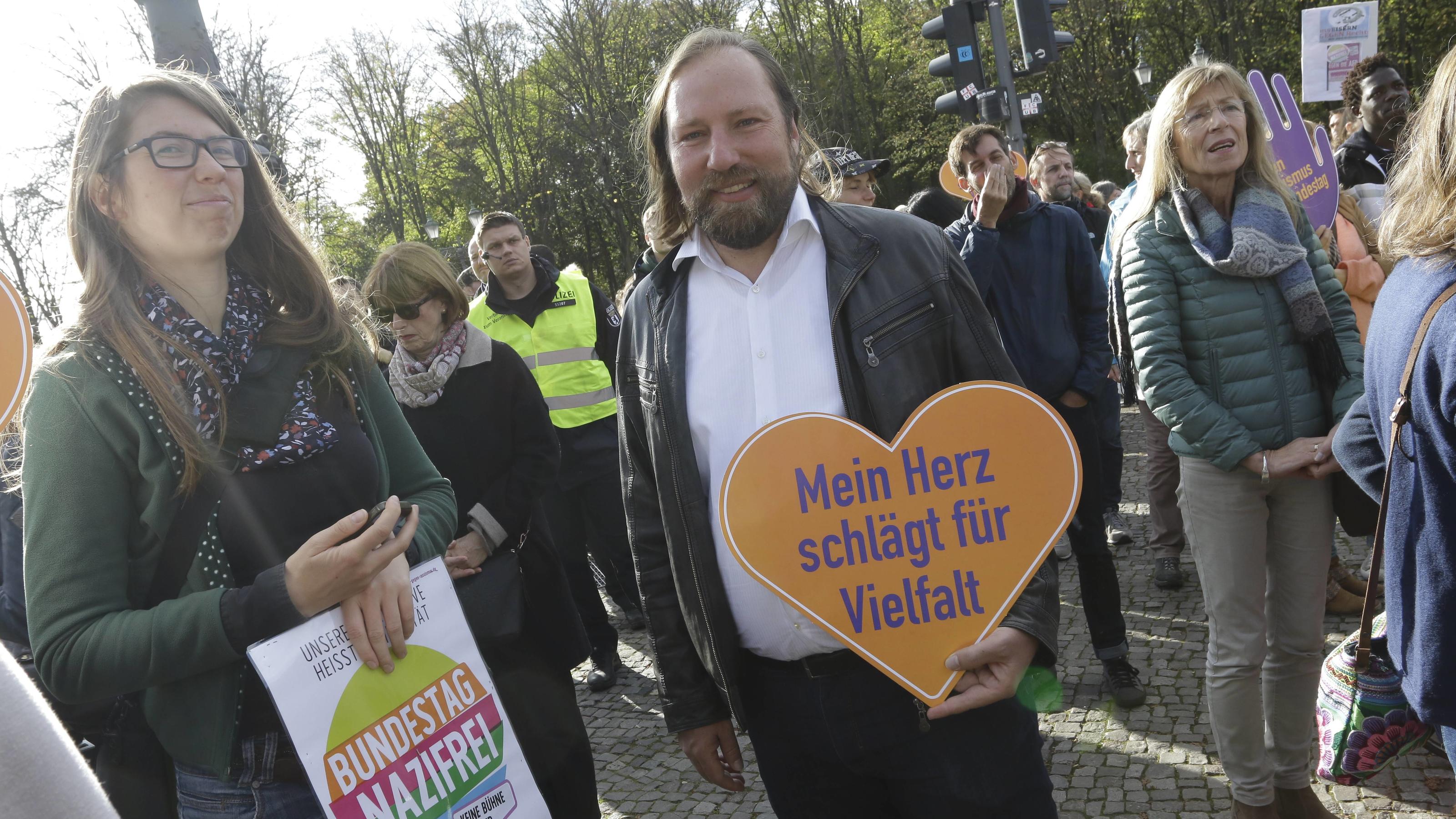 Berlin: Tausende demonstrieren gegen AfD im Bundestag Dr. Anton Hofreiter MdB, Fraktionsvorsitzender von Bündnis 90/Die Grünen.Berlin, Brandenburger Tor, DIE LINKE. Demonstration gegen Hass und Rassismus *** Dr Anton Hofreiter MP Group Chairman from Alliance 90 the Greens Berlin Brandenburg goal the Lef