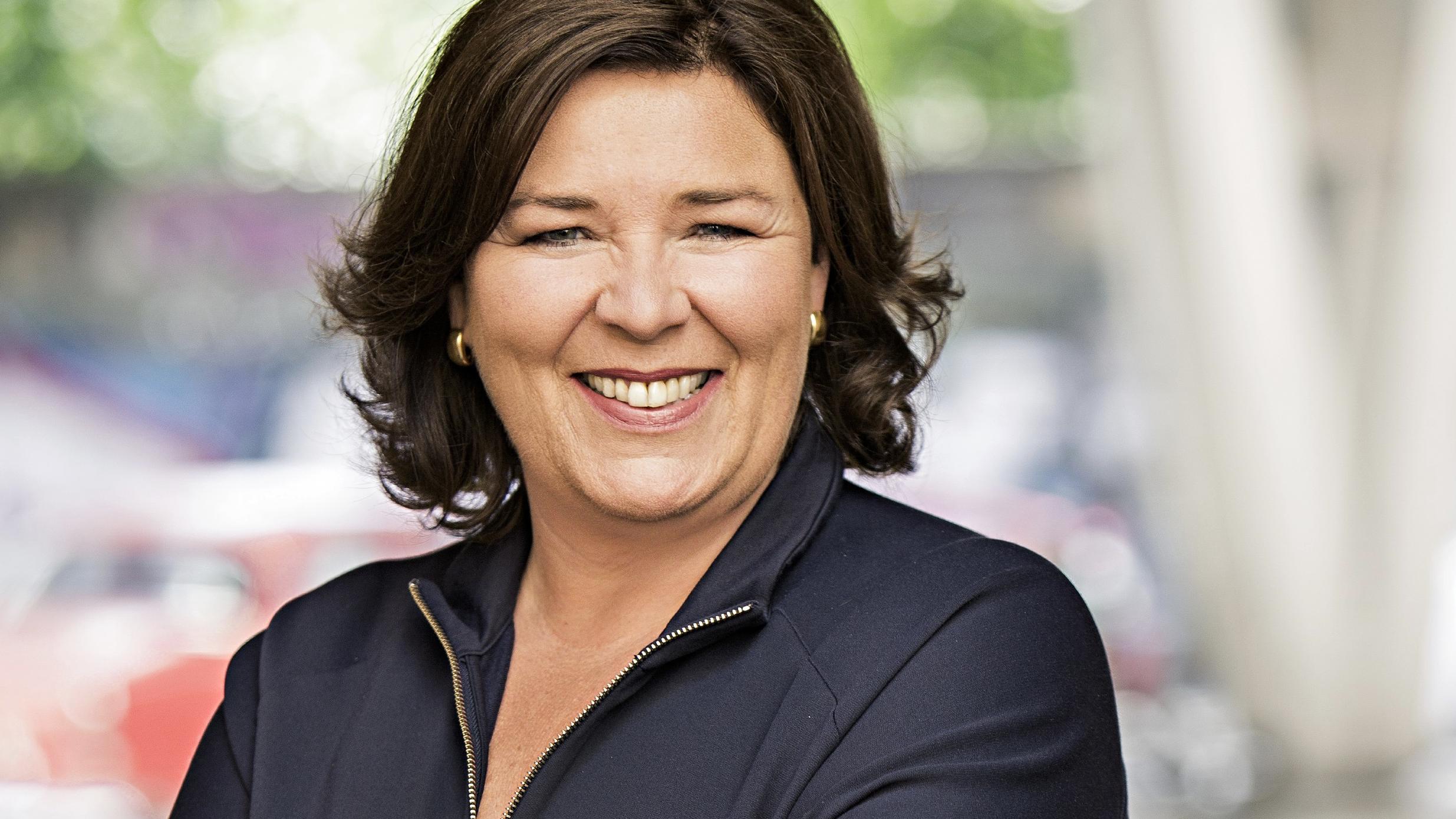 Schwiegertochter gesucht 2017: Sehen Sie alle Folgen der 11. Staffel nachträglich online bei TV NOW Moderatorin Vera Int-Veen ist wieder als leidenschaftliche Liebesbotin unterwegs. Sie überbringt den einsamen Herzen Post von interessierten Damen und Herren, die die Nesthocker gern persönlich kennenlernen möchten. Wird sie für ihre Schützlinge endl