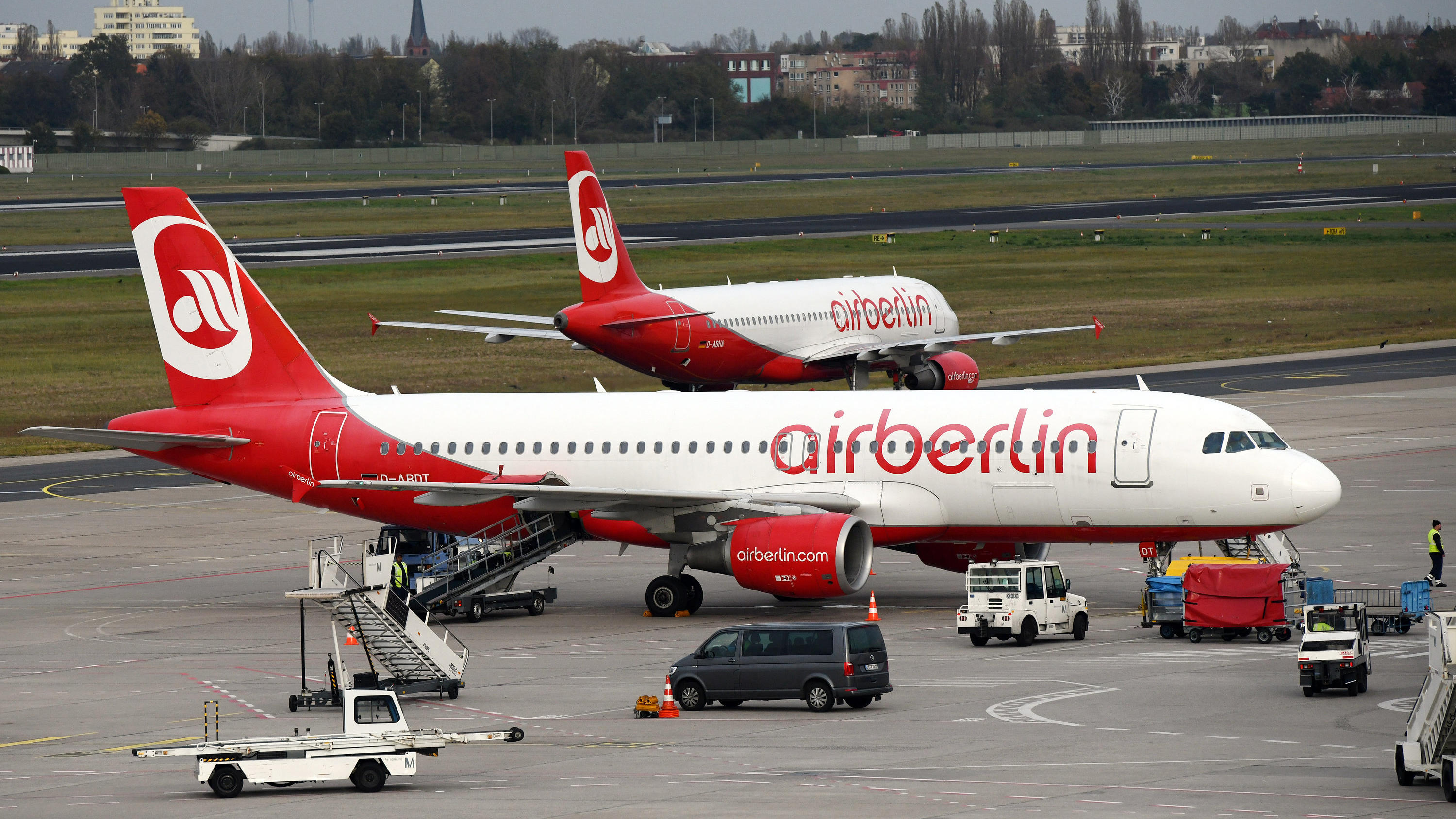 Keine große Auffanggesellschaft: Was passiert jetzt mit den Air-Berlin-Mitarbeitern? Zukunft der Air-Berlin-Mitarbeiter
