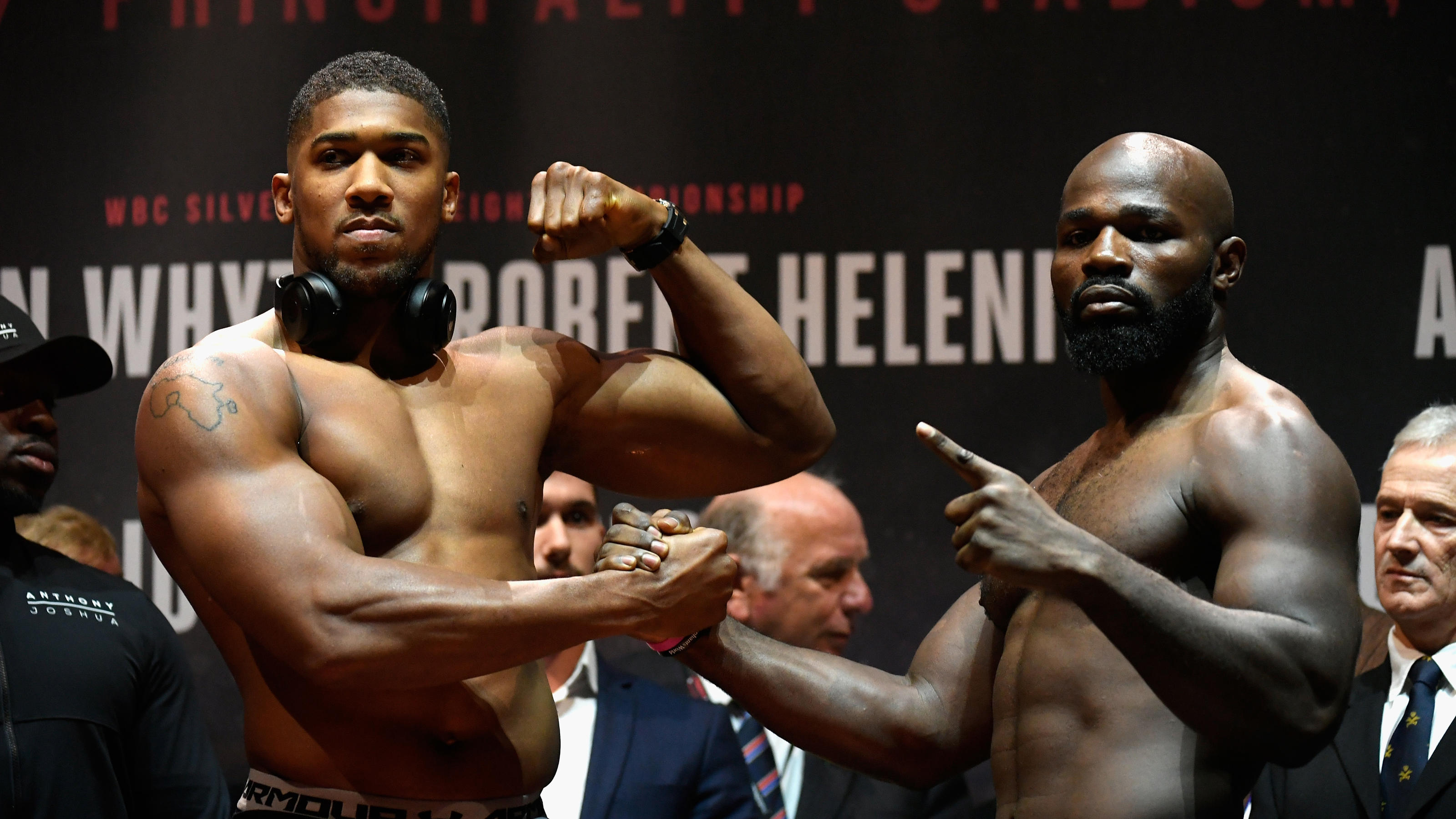 Stufe 1 des 'AJ'-Masterplans: Anthony Joshua will gegen Carlos Takam Dekade der Dominanz einläuten CARDIFF, WALES - OCTOBER 27: Anthony Joshua of England (L) and Carlos Takam of France (R) pose for photos during a weigh-in prior to tomorrow's world heavyweight title fight between Anthony Joshua and Carlos Takam at Motorpount Arena on October 27,
