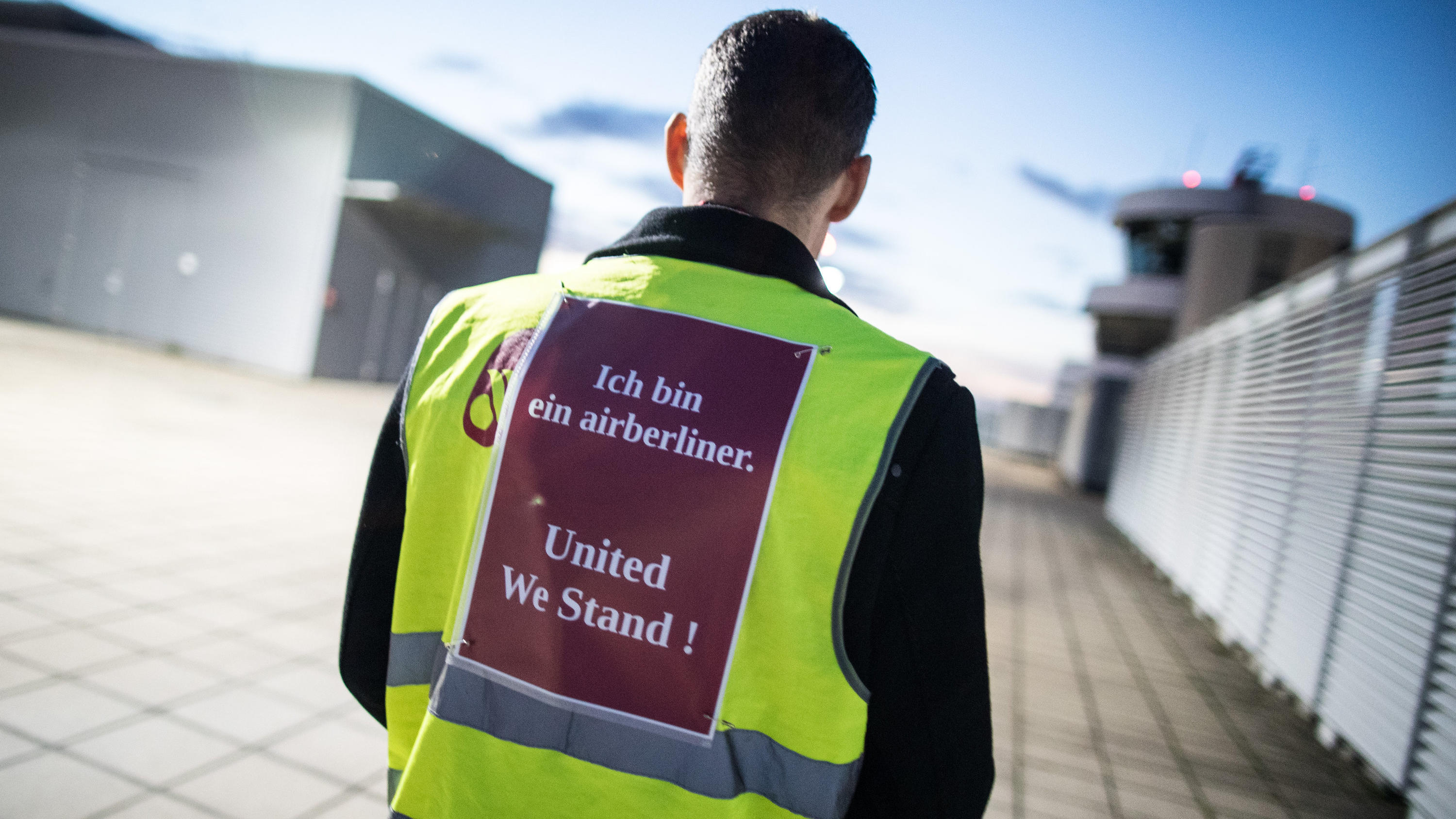 Emotionaler Abschied nach 38 Jahren: Letztes Air-Berlin Flugzeug in Berlin-Tegel gelandet dpatopbilder - Ein Mitarbeiter der Fluggesellschaft Air Berlin trägt am 27.10.2017 in Düsseldorf (Nordrhein-Westfalen) am Flughafen eine Weste mit der Aufschrift "Ich bin ein airberliner. United we stand!". Die insolvente Fluggesellschaft Air Berlin