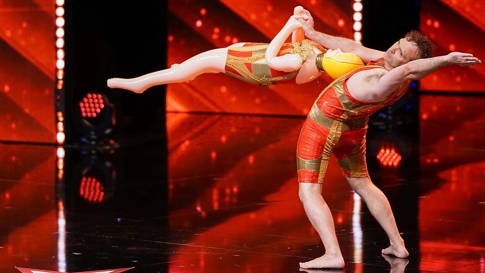 Jimmy Sloninas skurril-lustige Gummipuppen-Tanz-Nummer sorgt für Lacher "Das Supertalent" 2017: Kandidat Jimmy Slonina
