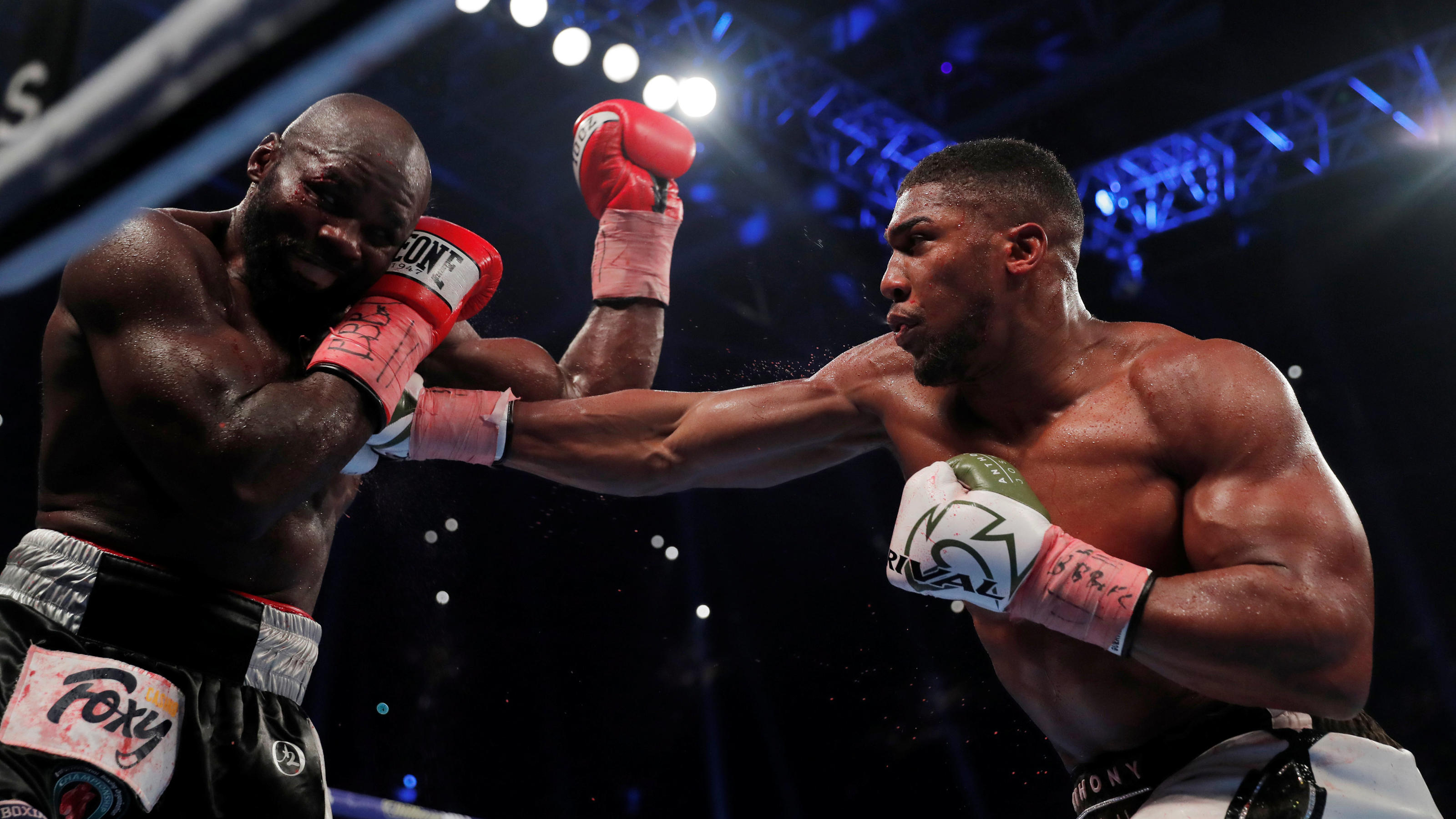 Technischer K.o. in Cardiff: Anthony Joshua bleibt nach Sieg über Carlos Takam Schwergewichts-Champion Boxing - Anthony Joshua vs Carlos Takam - IBF & WBA World Heavyweight Titles - Principality Stadium, Cardiff, Britain - October 28, 2017 Anthony Joshua in action against Carlos Takam Action Images via Reuters/Andrew Couldridge
