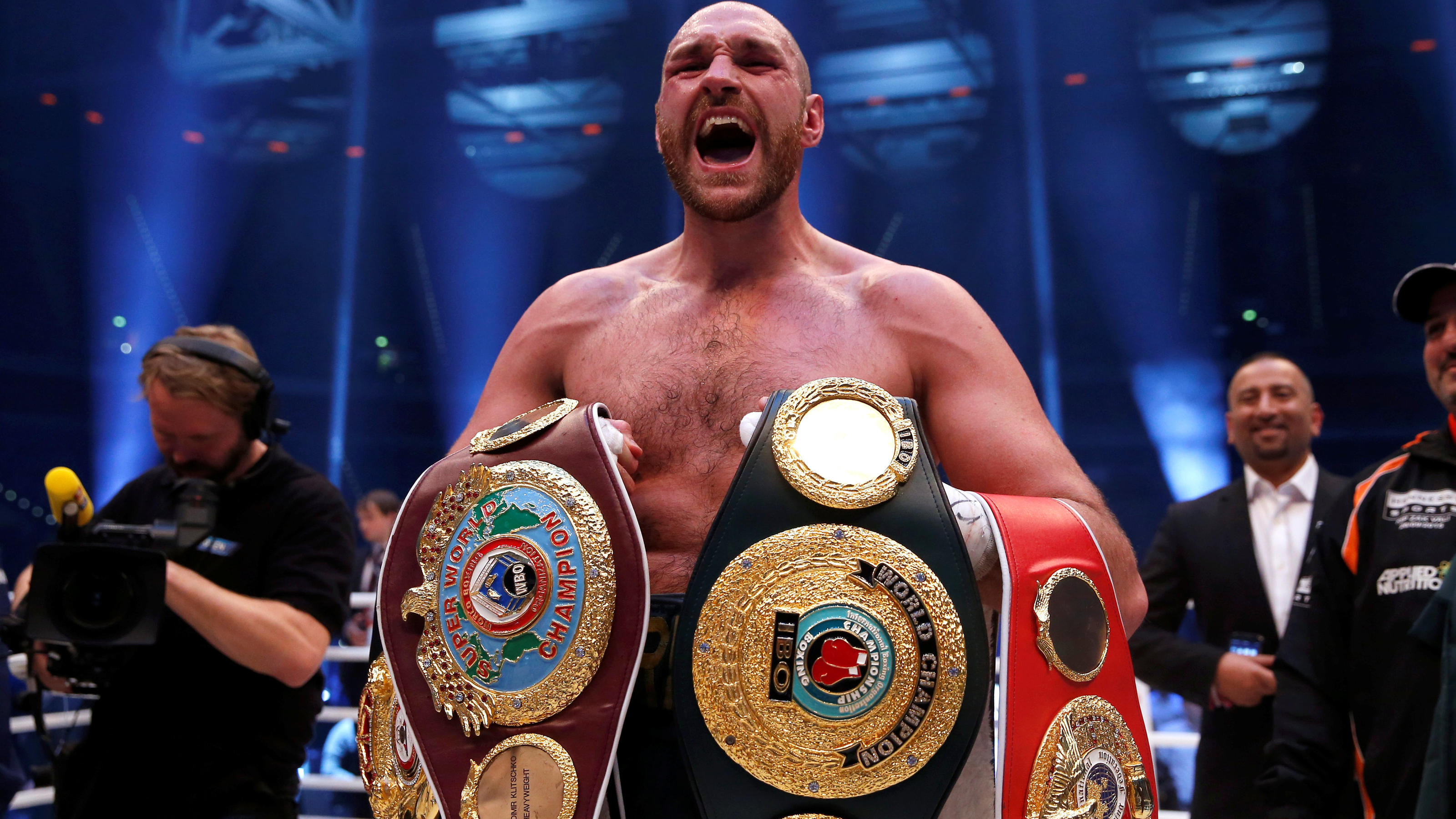 "Größter Kampf der britischen Geschichte": Tyson Fury kündigt Comeback an und fordert Anthony Joshua FILE PHOTO - Boxing - Wladimir Klitschko v Tyson Fury WBA, IBF & WBO Heavyweight Title's - Esprit Arena, Dusseldorf, Germany - 28/11/15Tyson Fury celebrates winning the fightAction Images via Reuters / Lee SmithLivepic/File Photo
