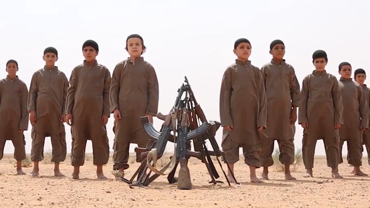 So gefährlich sind Kinder-Dschihadisten für Deutschland: RTL-Terrorismus-Experte Michael Ortmann im Interview Bild aus einem Propagandavideo des Islamischen Staats