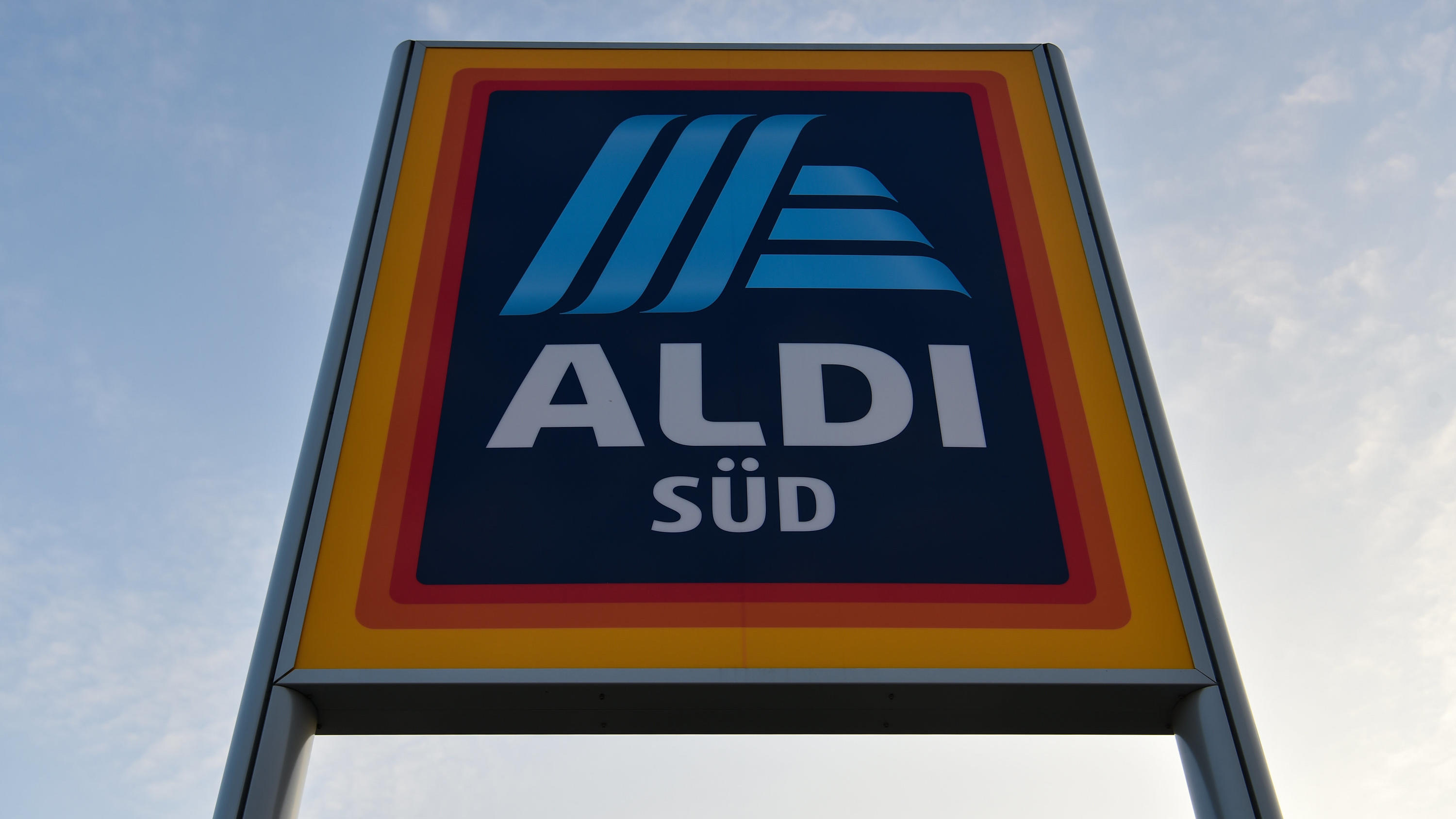 'Aldi Süd' mit neuem Logo – und das ist nicht die einzige Veränderung Ein Schild mit dem neuen Logo des Discounters Aldi