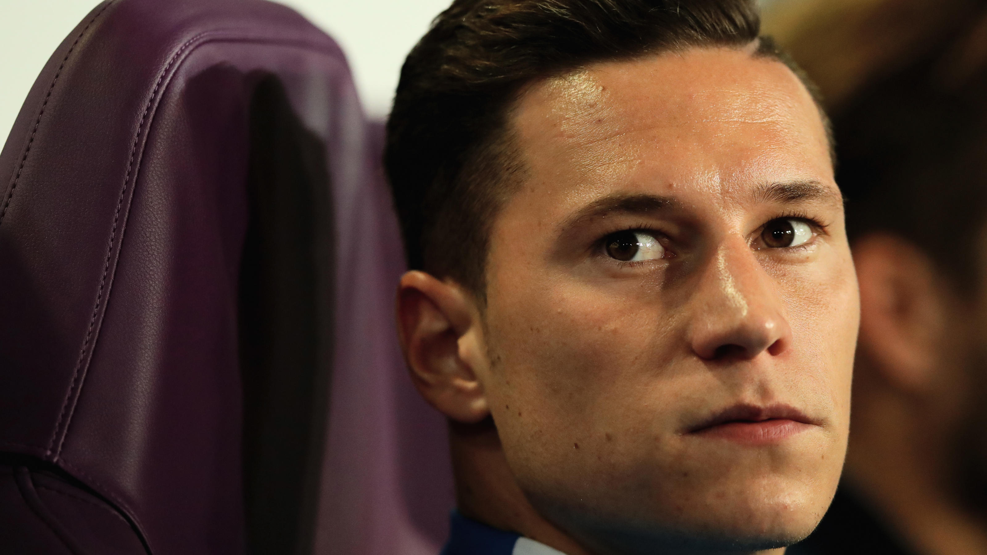 FC Bayern: Julian Draxler soll Nachfolger von Franck Ribery werden BRUSSELS, BELGIUM - OCTOBER 18: Julian Draxler of PSG looks on from the bench prior to the UEFA Champions League group B match between RSC Anderlecht and Paris Saint-Germain at Constant Vanden Stock Stadium on October 18, 2017 in Brussels, Belgium.