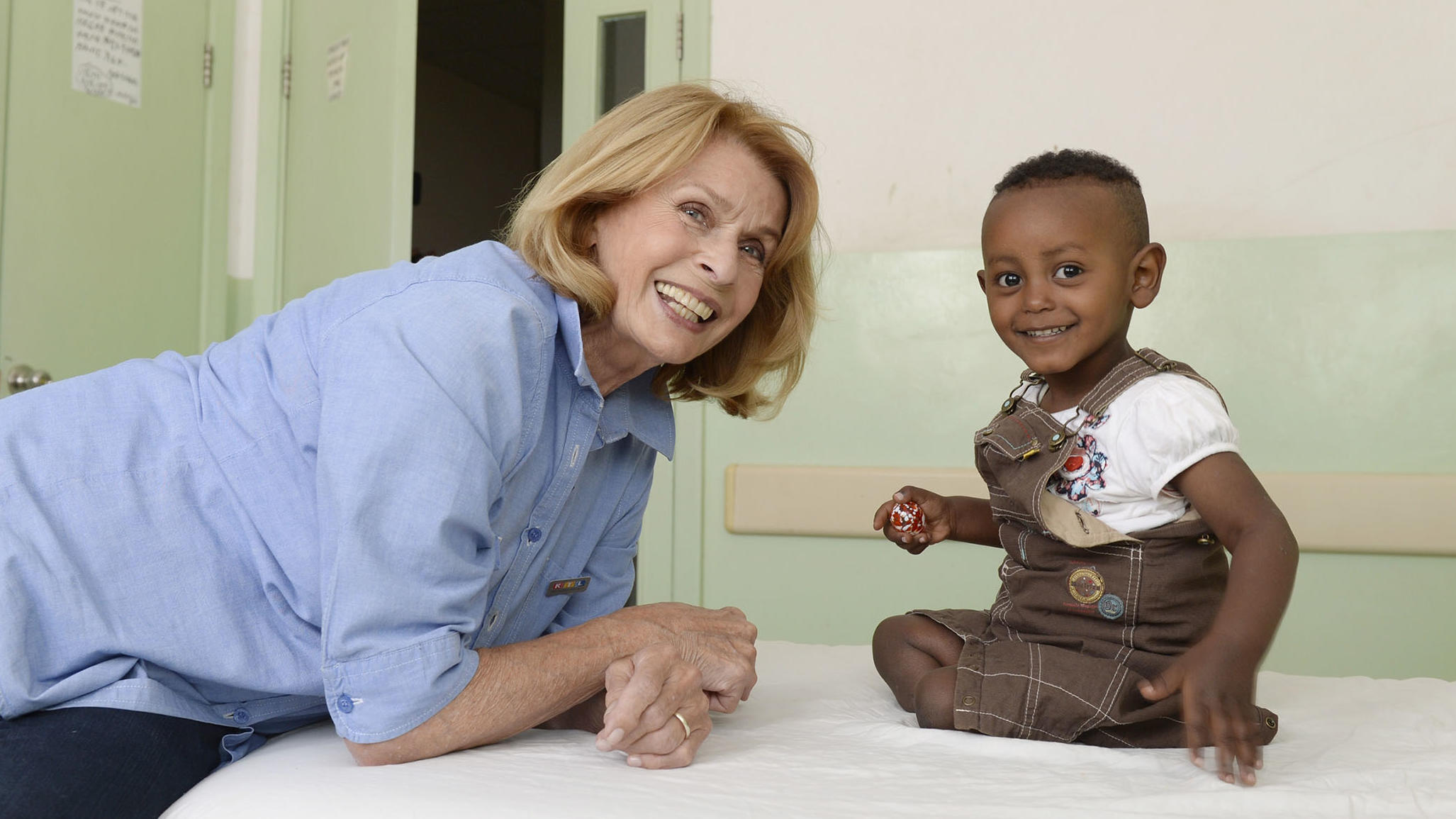 'RTL – Wir helfen Kindern'-Patin Senta Berger in Eritrea Der kleine, lebensfrohe Tamrat (2) hat das Herz von Senta Berger ganz besonders erobert.