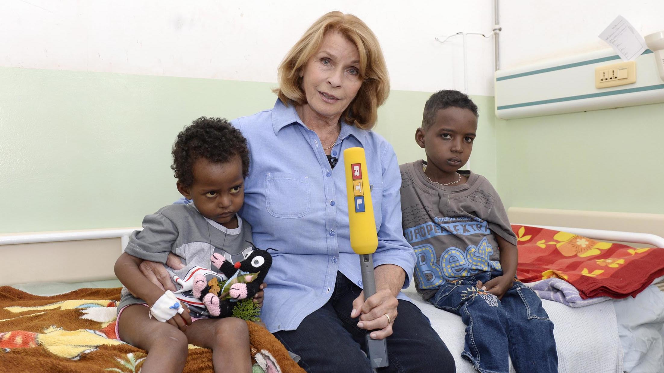 'RTL – Wir helfen Kindern'-Patin Senta Berger in Eritrea Die Schauspielerin Senta Berger ist Patin der Stiftung "RTL - Wir helfen Kindern". Sie besucht das Orotta-Hospital in Asmara, Eritrea.
