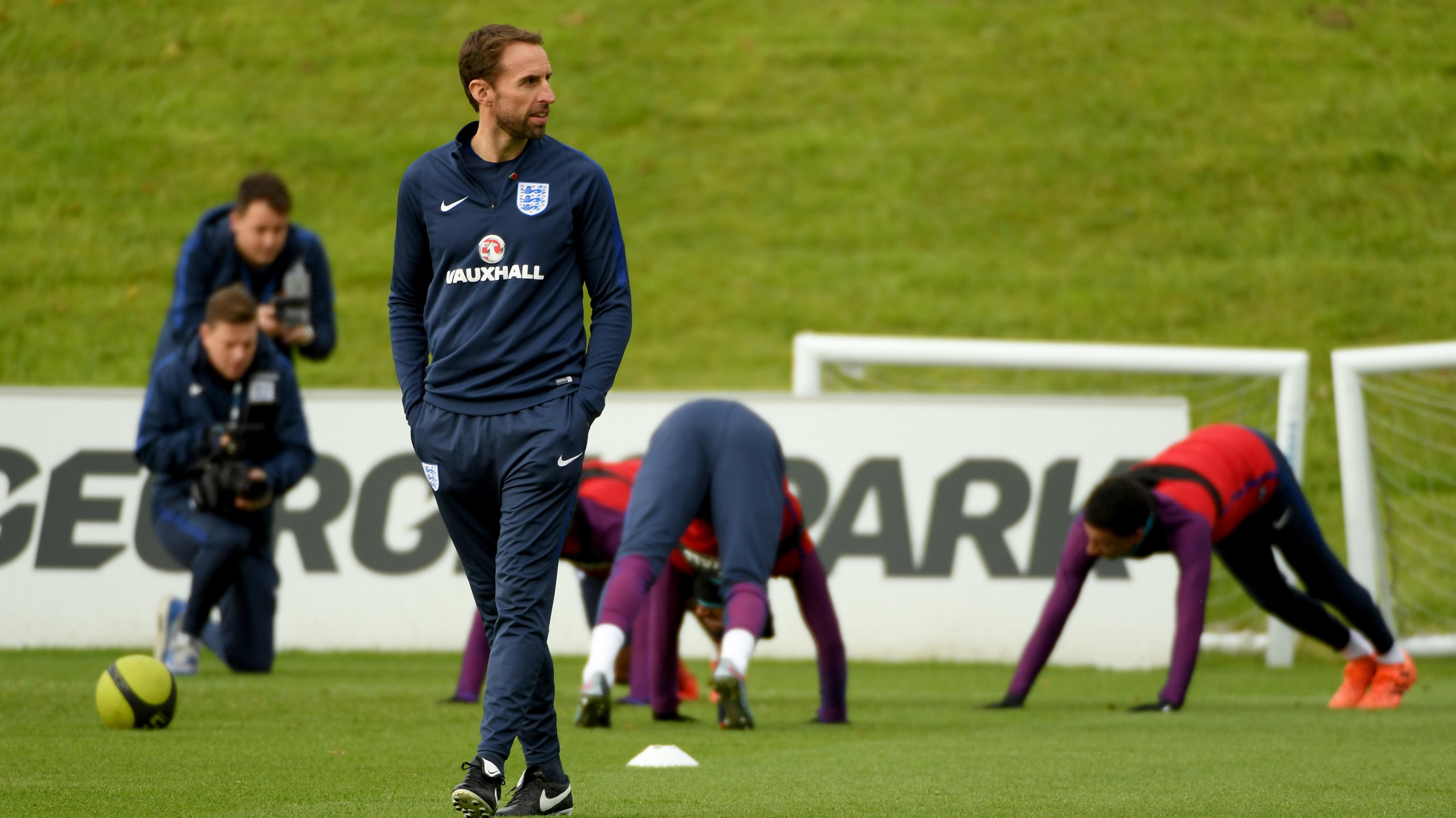 Joachim Löw will mit der Nationalelf im Wembley-Stadion experimentieren BURTON-UPON-TRENT, ENGLAND - NOVEMBER 09: Gateth Southgate, the manager of England during a training session at St Georges Park on November 9, 2017 in Burton-upon-Trent, England. (Photo by Ross Kinnaird/Getty Images)