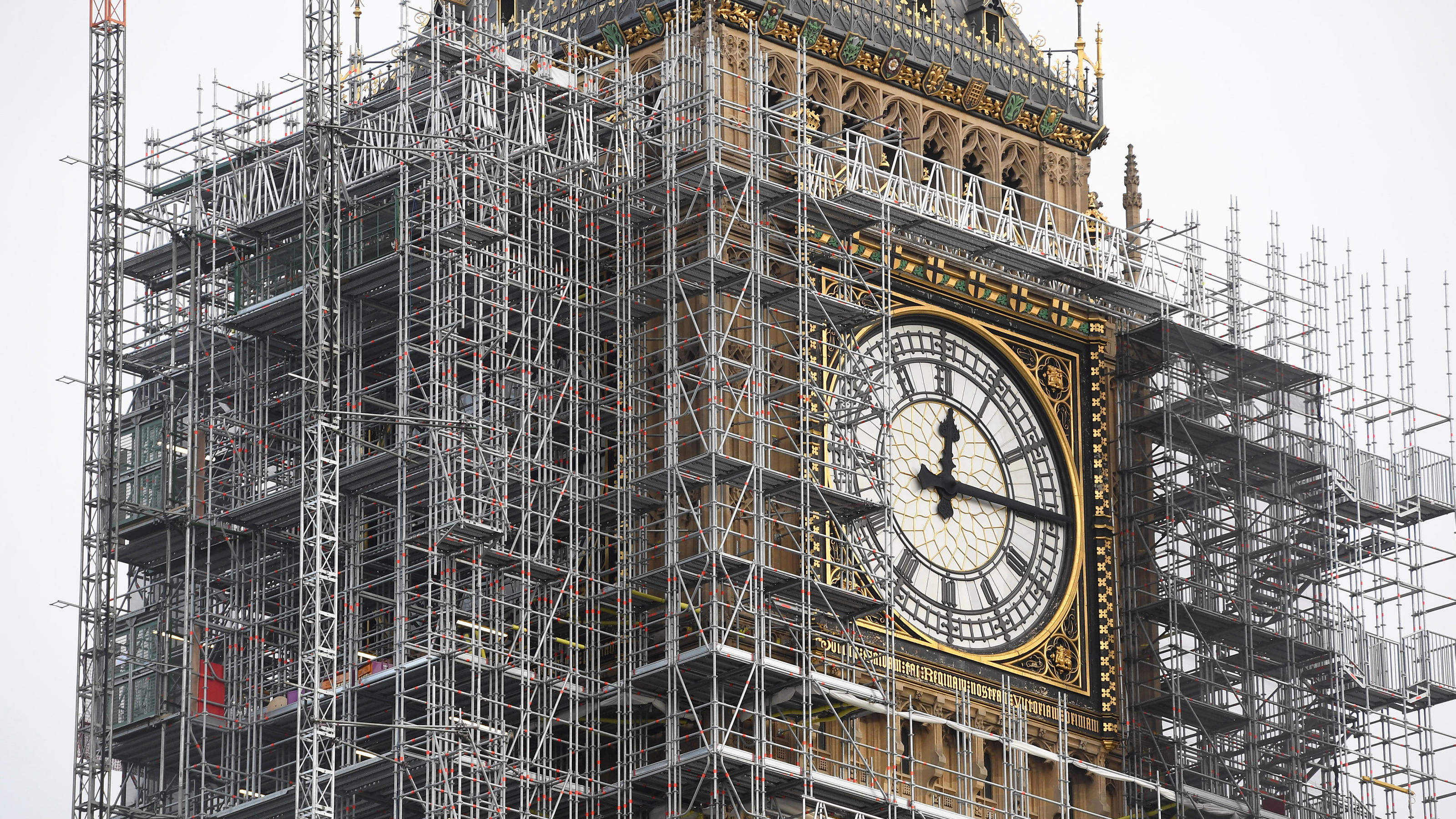 Joachim Löw will mit der Nationalelf im Wembley-Stadion experimentieren The Elizabeth Tower, housing the Big Ben bell, is seen clad in scalffolding, over the Houses of Parliament, in central London, Britain November 9, 2017. The chimes of Big Ben, silenced during maintainance works, rang out on Thursday, in preparation