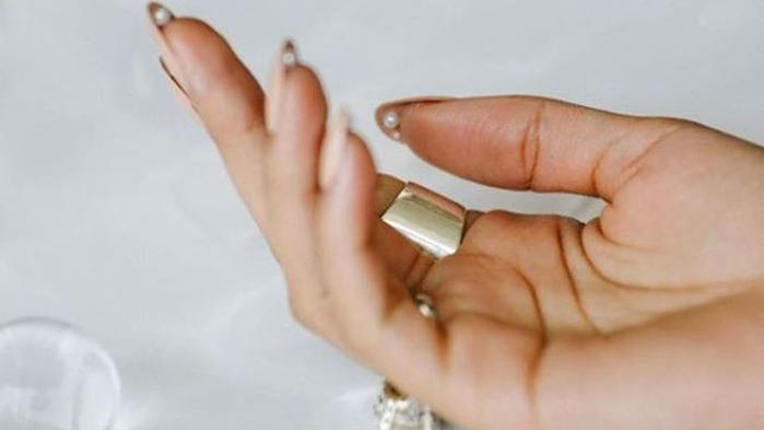 Hidden Pearls: Der Nagellack-Trend auf den zweiten Blick Bild: Hidden Pearls: Der Nagellack-Trend auf den zweiten Blick