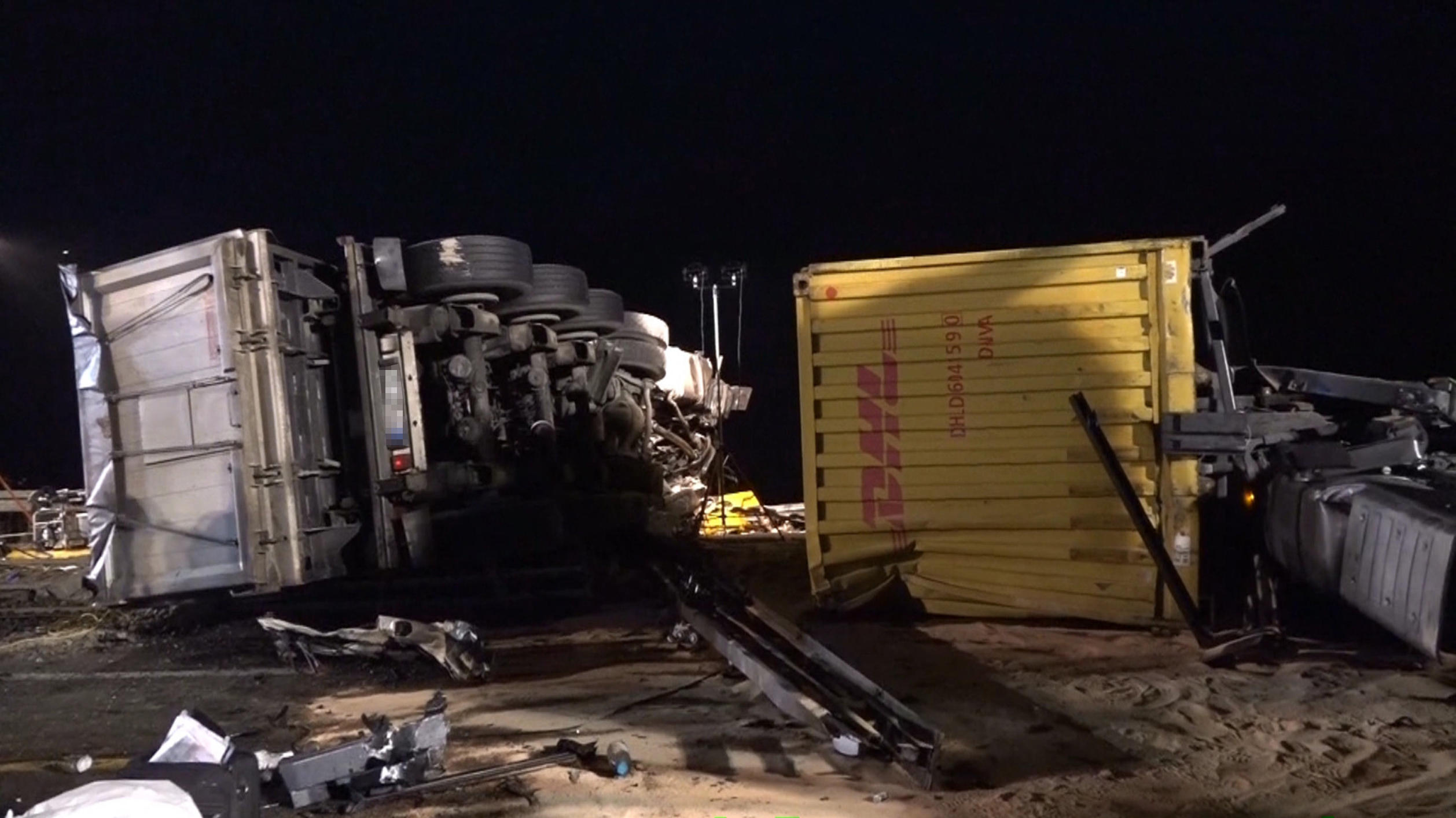 Nach tödlichem Verkehrsunfall auf A3 bei Aschaffenburg: Feuerwehr bespritzt Gaffer mit Wasser Umgekippte Lastwagen liegen am 09.11.2017 auf der Autobahn 3 bei Weibersbrunn (Landkreis Aschaffenburg, Bayern). Bei dem schweren Unfall, an dem mehrere Lastwagen beteiligt waren, sind zwei Menschen ums Leben gekommen. (zu dpa "Zwei Tote bei Unfall i