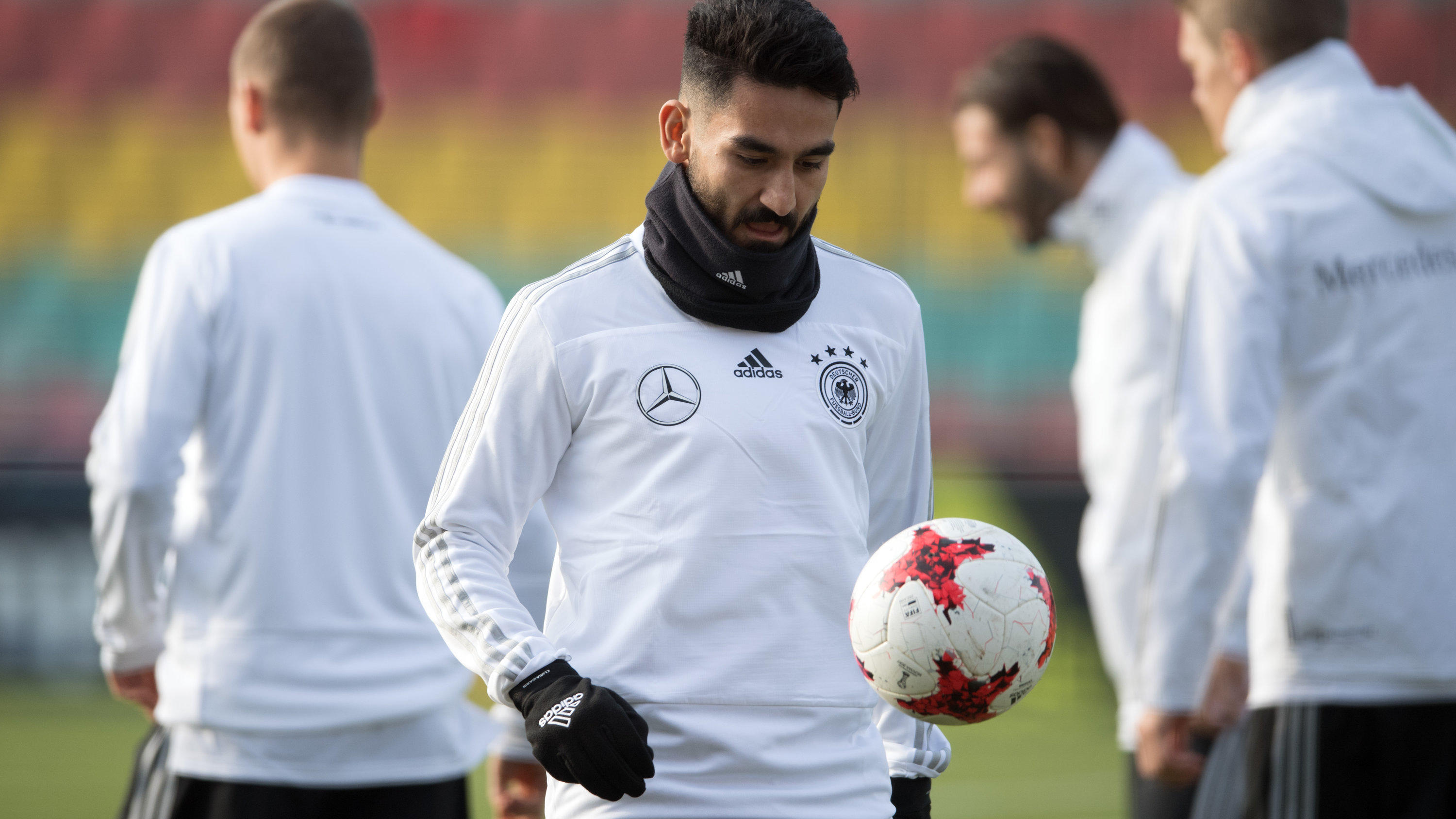 Nationalspieler Ilkay Gündogan ist für Gehaltsobergrenze Fußball: Nationalmannschaft: Training am 08.11.2017 im Friedrich-Ludwig-Jahn-Sportpark in Berlin. Ilkay Gündogan wärmt sich mit dem Ball auf. Foto: Soeren Stache/dpa +++(c) dpa - Bildfunk+++